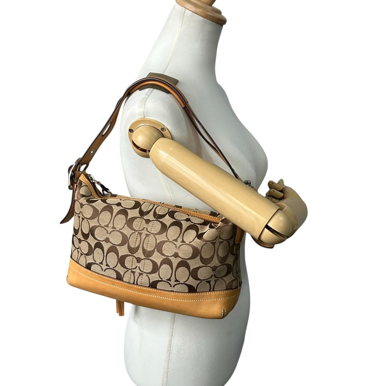 【COACH】コーチ ハンドバッグ ワンショルダーバッグ 9363P シグネチャー キャンバス レザー ブラウン ベージュ系 自立可 レディース クラシックデザイン タッセルチャーム付き 定番人気モデル クリーニング済み s99