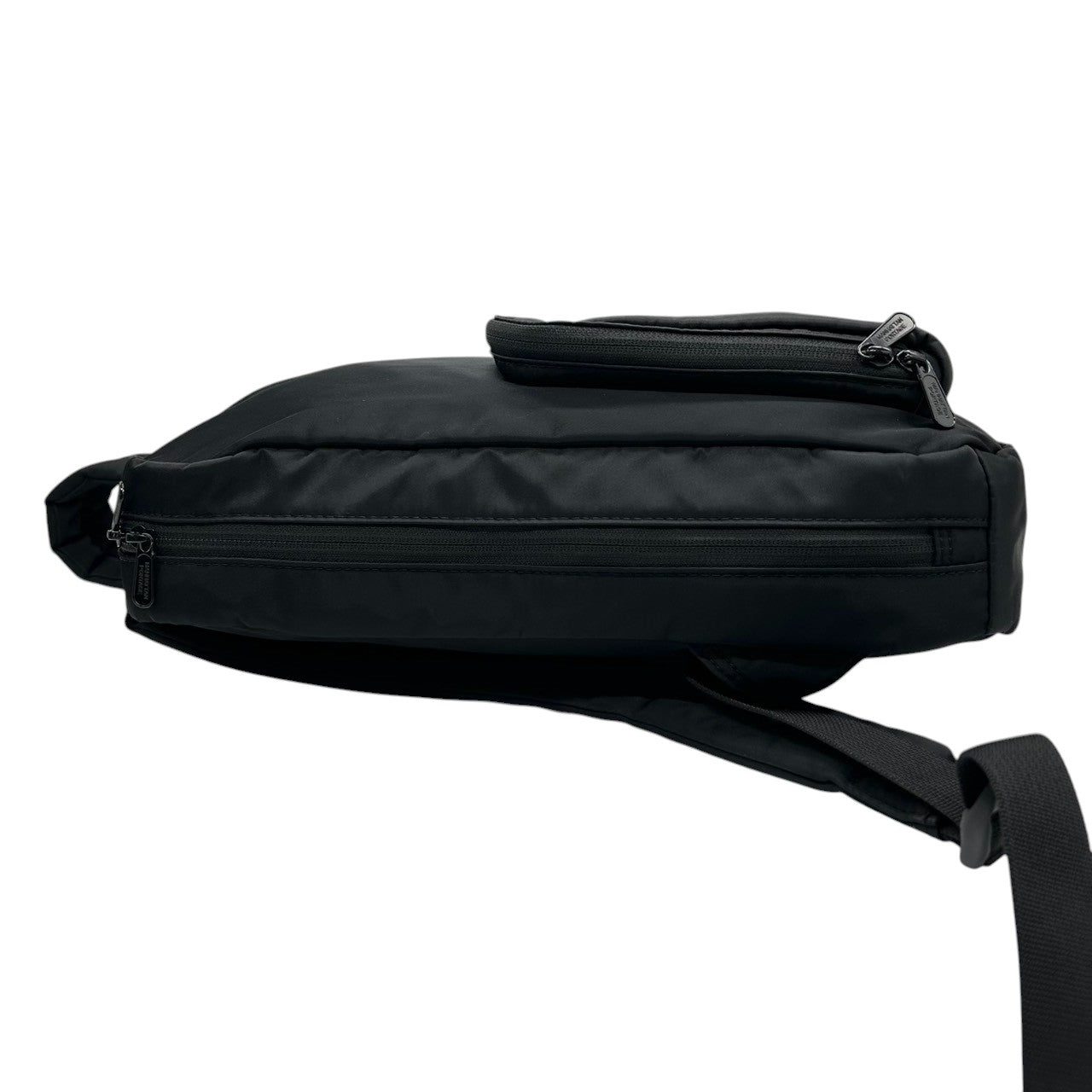 【美品】Manhattan Portage マンハッタンポーテージ バックパック リュックサック A4収納可 薄マチ スリム ナイロン ブラック 黒 カジュアル メンズ レディース ユニセックス 通勤通学 スタイリッシュ 人気モデル クリーニング済み s51