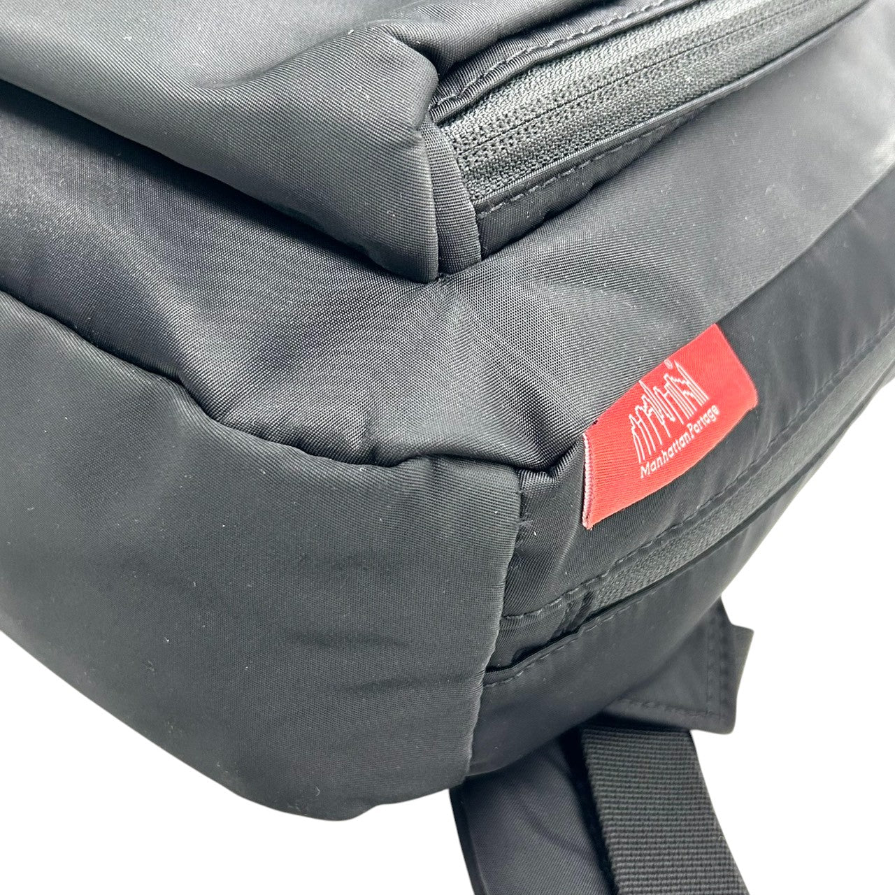 【美品】Manhattan Portage マンハッタンポーテージ バックパック リュックサック A4収納可 薄マチ スリム ナイロン ブラック 黒 カジュアル メンズ レディース ユニセックス 通勤通学 スタイリッシュ 人気モデル クリーニング済み s51