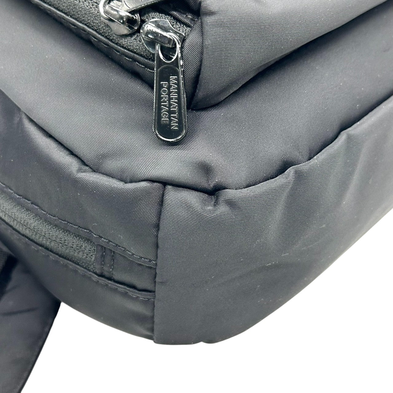 【美品】Manhattan Portage マンハッタンポーテージ バックパック リュックサック A4収納可 薄マチ スリム ナイロン ブラック 黒 カジュアル メンズ レディース ユニセックス 通勤通学 スタイリッシュ 人気モデル クリーニング済み s51