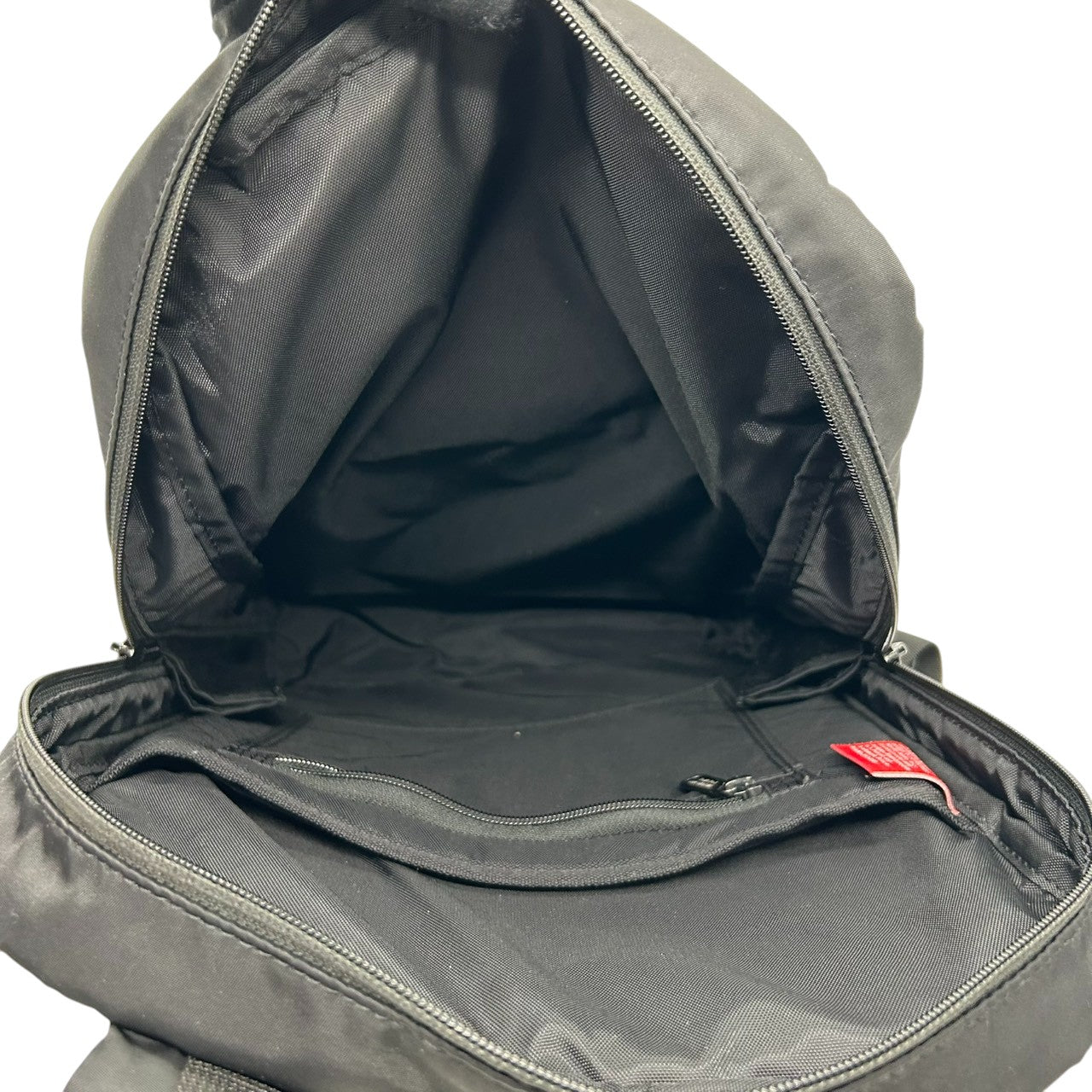 【美品】Manhattan Portage マンハッタンポーテージ バックパック リュックサック A4収納可 薄マチ スリム ナイロン ブラック 黒 カジュアル メンズ レディース ユニセックス 通勤通学 スタイリッシュ 人気モデル クリーニング済み s51