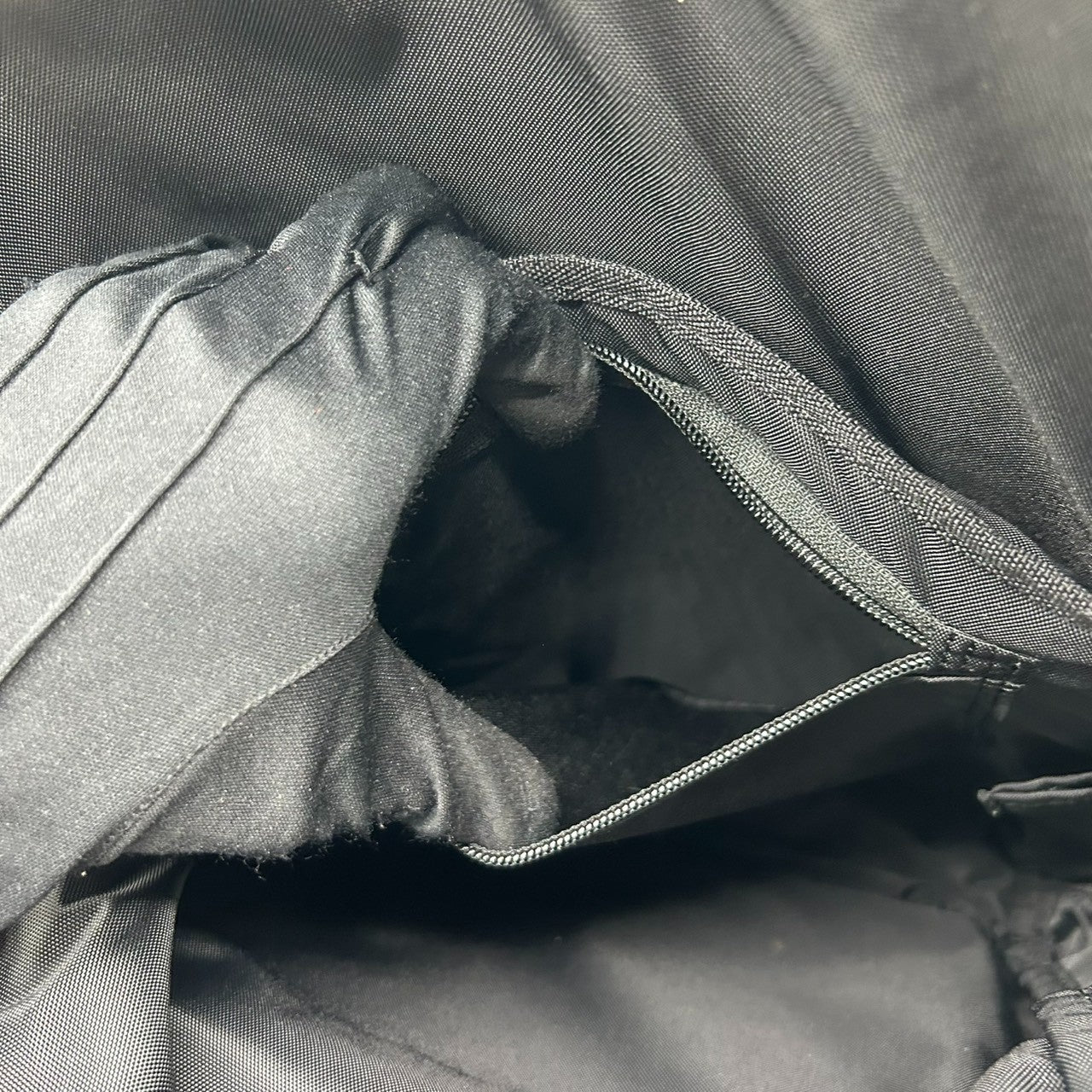 【美品】Manhattan Portage マンハッタンポーテージ バックパック リュックサック A4収納可 薄マチ スリム ナイロン ブラック 黒 カジュアル メンズ レディース ユニセックス 通勤通学 スタイリッシュ 人気モデル クリーニング済み s51