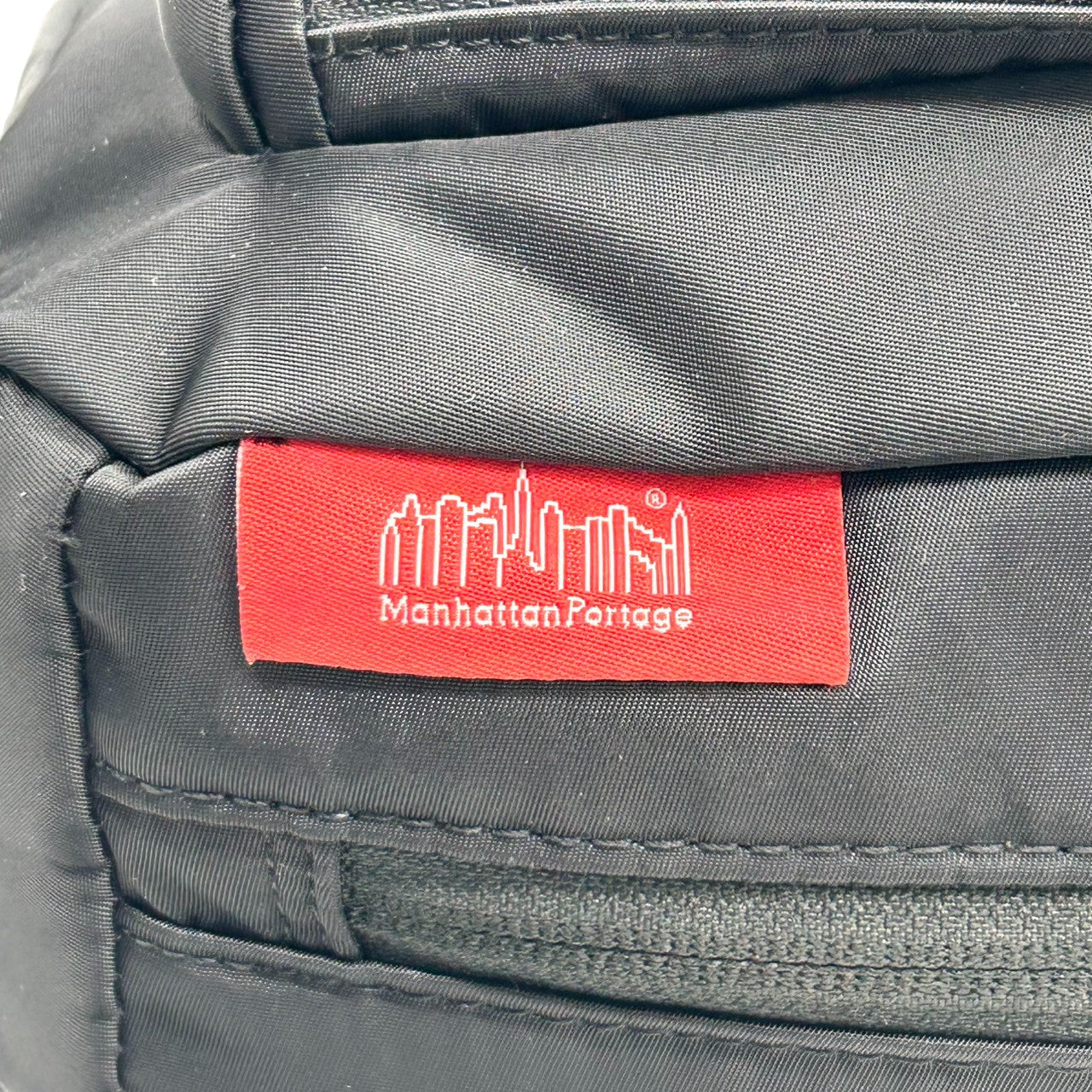 【美品】Manhattan Portage マンハッタンポーテージ バックパック リュックサック A4収納可 薄マチ スリム ナイロン ブラック 黒 カジュアル メンズ レディース ユニセックス 通勤通学 スタイリッシュ 人気モデル クリーニング済み s51