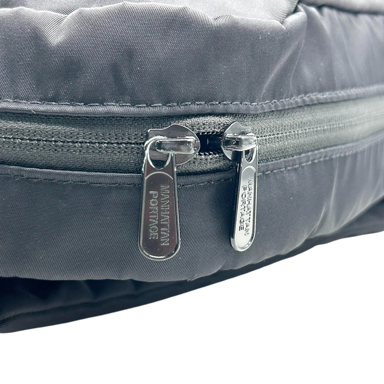 【美品】Manhattan Portage マンハッタンポーテージ バックパック リュックサック A4収納可 薄マチ スリム ナイロン ブラック 黒 カジュアル メンズ レディース ユニセックス 通勤通学 スタイリッシュ 人気モデル クリーニング済み s51