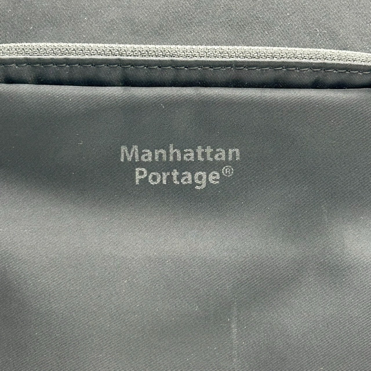【美品】Manhattan Portage マンハッタンポーテージ バックパック リュックサック A4収納可 薄マチ スリム ナイロン ブラック 黒 カジュアル メンズ レディース ユニセックス 通勤通学 スタイリッシュ 人気モデル クリーニング済み s51