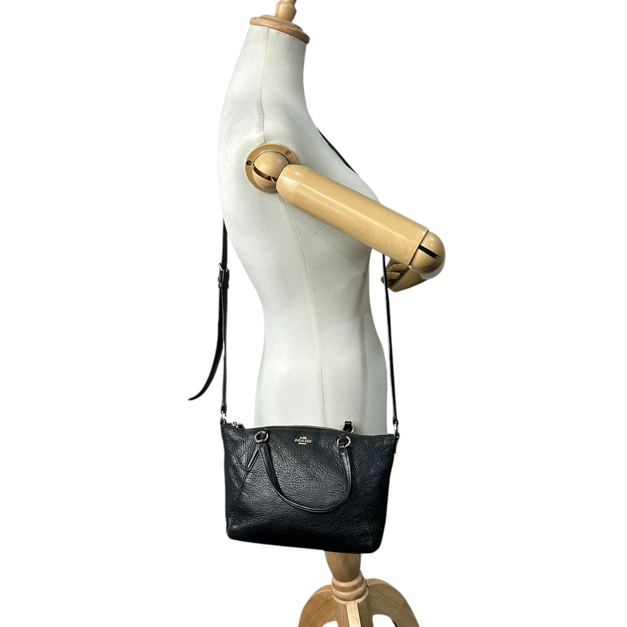 【COACH】コーチ 2WAY ハンドバッグ ショルダーバッグ プレーリーサッチェル 斜め掛け可 クロスボディ 本革 ペブルドレザー ブラック 黒 ゴールド金具 ホースアンドキャリッジロゴ レディース エレガント ビジネス 人気モデル クリーニング済み s45