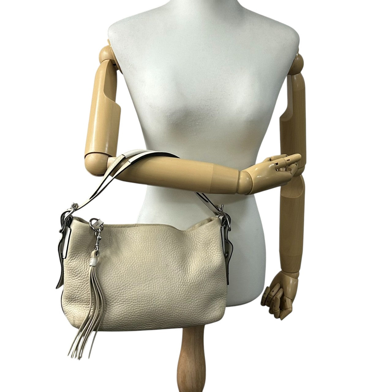 COACH コーチ ショルダーバッグ ワンショルダー ホーボーバッグ 1429 本革 ペブルドレザー アイボリー オフホワイト系 シルバー金具 タッセルチャーム付き レディース エレガント カジュアル 人気モデル クリーニング済み s45