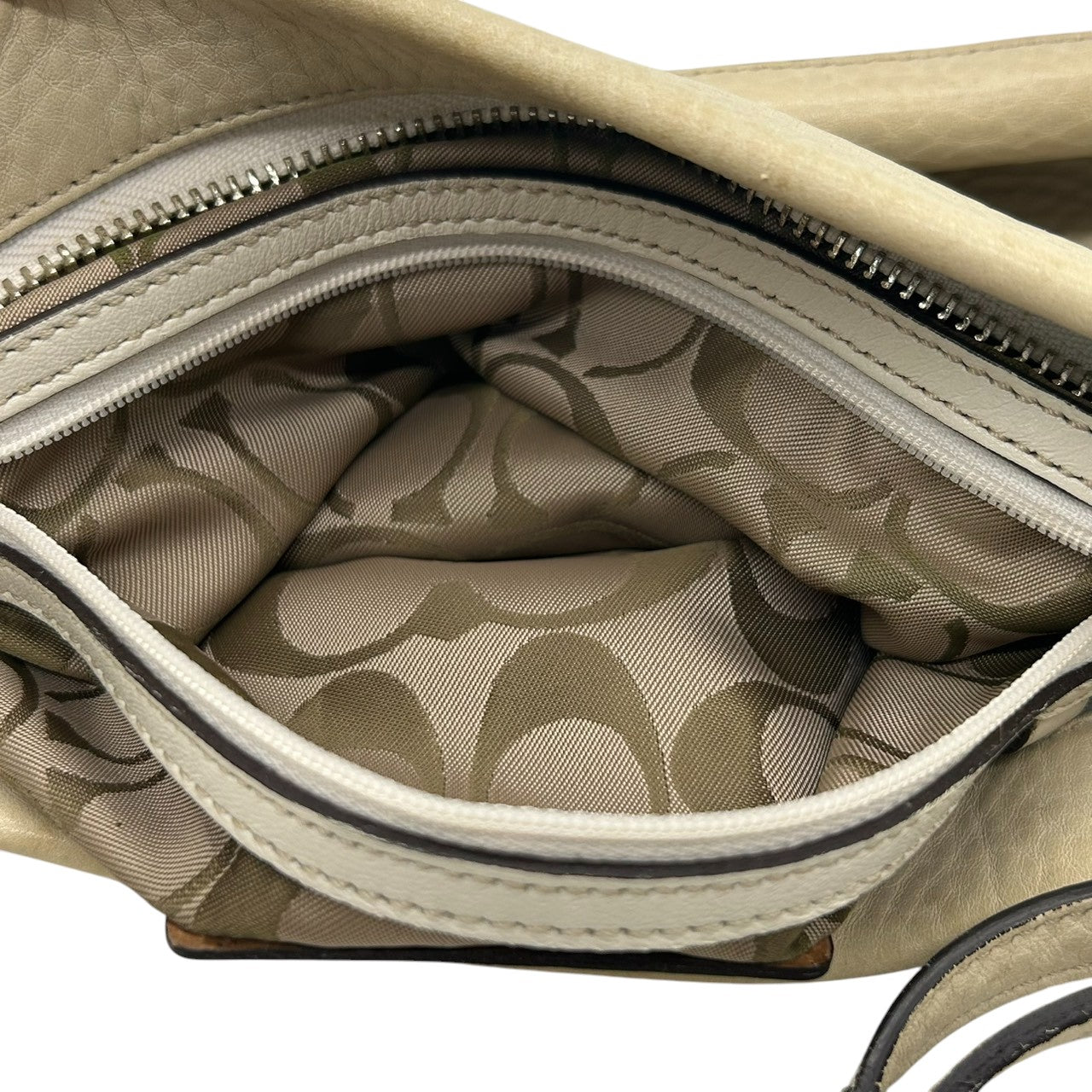 COACH コーチ ショルダーバッグ ワンショルダー ホーボーバッグ 1429 本革 ペブルドレザー アイボリー オフホワイト系 シルバー金具 タッセルチャーム付き レディース エレガント カジュアル 人気モデル クリーニング済み s45