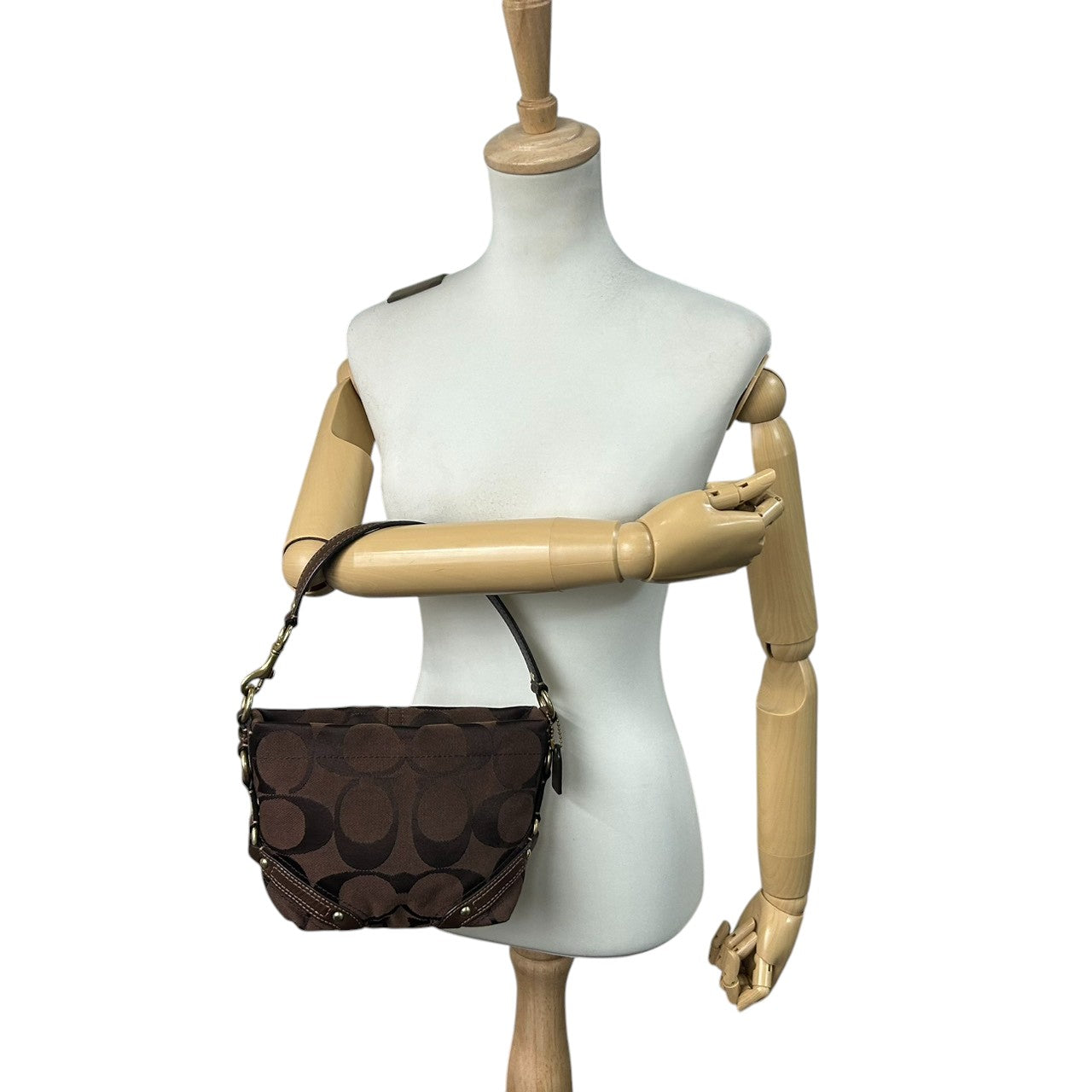 【未使用級/美品】COACH コーチ ハンドバッグ ワンショルダー アクセサリーポーチ シグネチャー キャンバス レザー ブラウン系 ゴールド金具 レディース クラシックデザイン コンパクト 人気モデル クリーニング済み s35