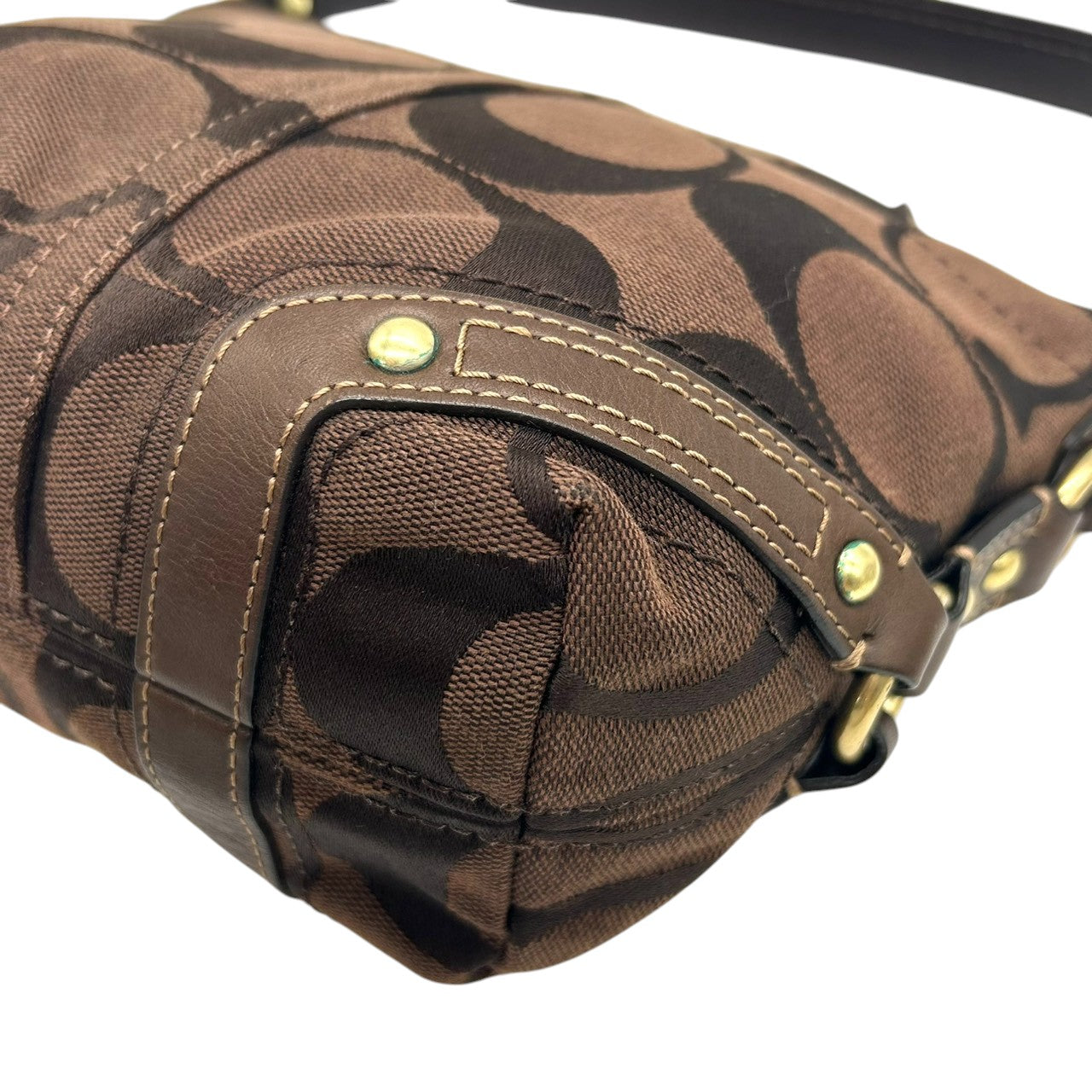 【未使用級/美品】COACH コーチ ハンドバッグ ワンショルダー アクセサリーポーチ シグネチャー キャンバス レザー ブラウン系 ゴールド金具 レディース クラシックデザイン コンパクト 人気モデル クリーニング済み s35