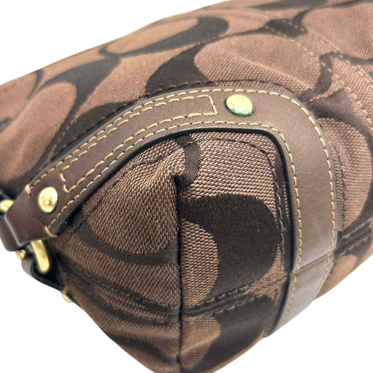 【未使用級/美品】COACH コーチ ハンドバッグ ワンショルダー アクセサリーポーチ シグネチャー キャンバス レザー ブラウン系 ゴールド金具 レディース クラシックデザイン コンパクト 人気モデル クリーニング済み s35