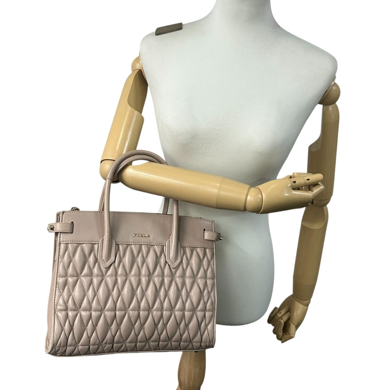 【FURLA】フルラ ハンドバッグ トートバッグ 自立可 キルティング 本革 レザー ピンクベージュ ダスティピンク系 ゴールド金具 レディース エレガント フェミニン 上品 大人可愛い ビジネス 通勤通学 パーティー お出かけ クリーニング済み H