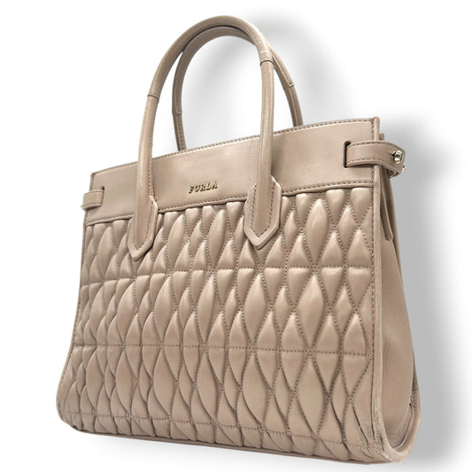 【FURLA】フルラ ハンドバッグ トートバッグ 自立可 キルティング 本革 レザー ピンクベージュ ダスティピンク系 ゴールド金具 レディース エレガント フェミニン 上品 大人可愛い ビジネス 通勤通学 パーティー お出かけ クリーニング済み H