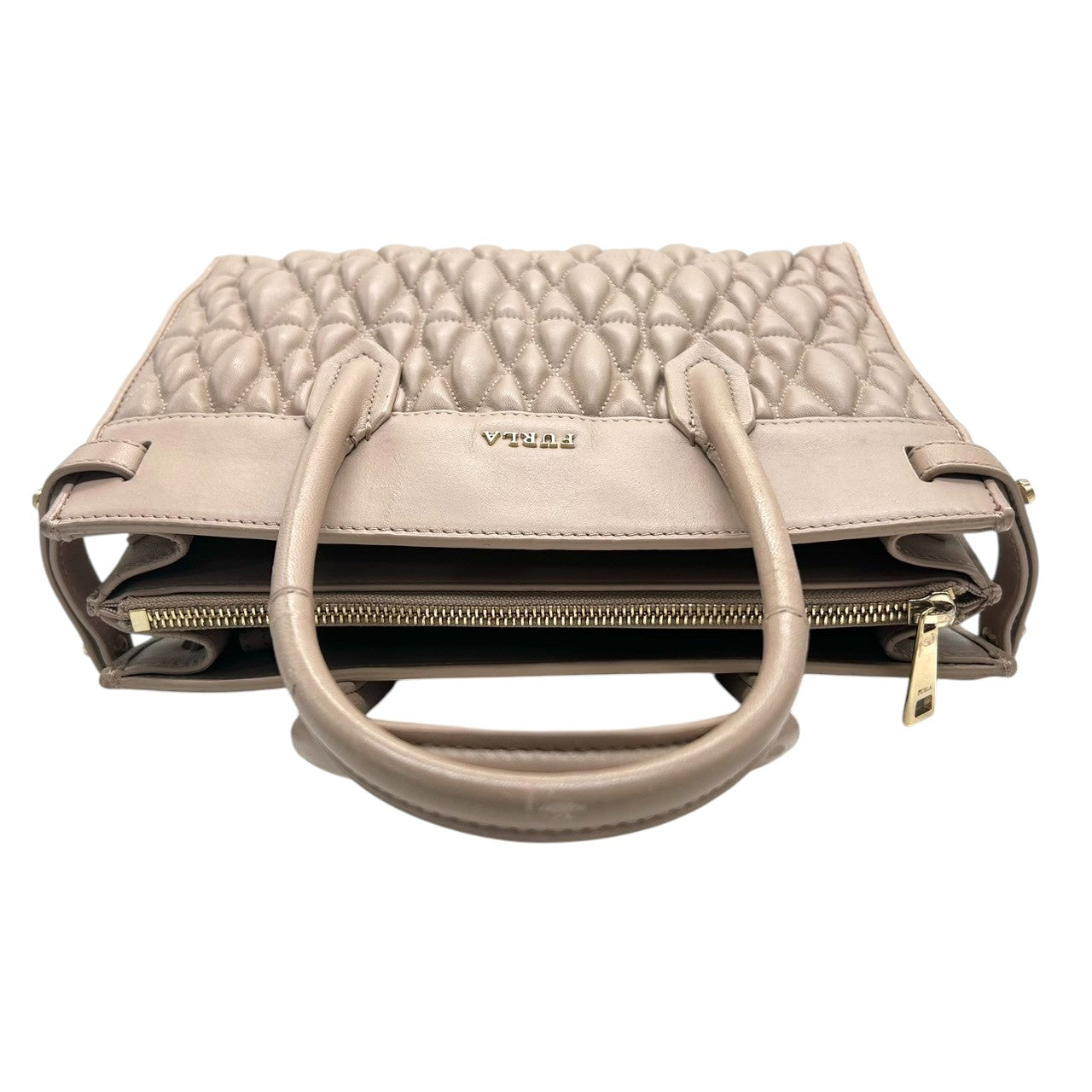 【FURLA】フルラ ハンドバッグ トートバッグ 自立可 キルティング 本革 レザー ピンクベージュ ダスティピンク系 ゴールド金具 レディース エレガント フェミニン 上品 大人可愛い ビジネス 通勤通学 パーティー お出かけ クリーニング済み H