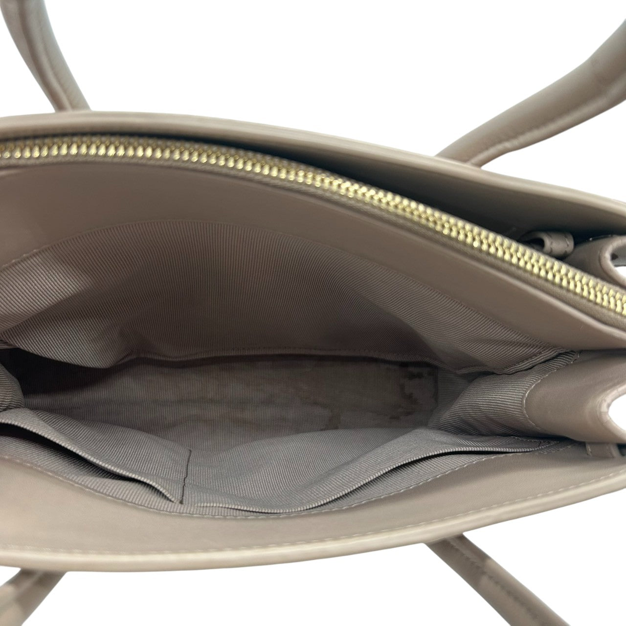 【FURLA】フルラ ハンドバッグ トートバッグ 自立可 キルティング 本革 レザー ピンクベージュ ダスティピンク系 ゴールド金具 レディース エレガント フェミニン 上品 大人可愛い ビジネス 通勤通学 パーティー お出かけ クリーニング済み H