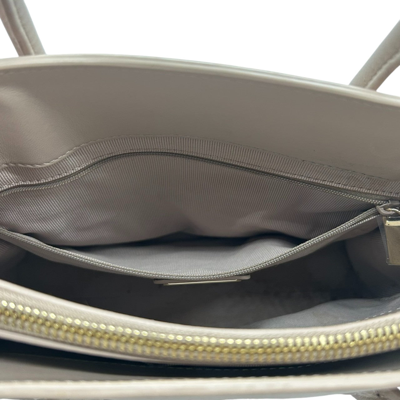 【FURLA】フルラ ハンドバッグ トートバッグ 自立可 キルティング 本革 レザー ピンクベージュ ダスティピンク系 ゴールド金具 レディース エレガント フェミニン 上品 大人可愛い ビジネス 通勤通学 パーティー お出かけ クリーニング済み H