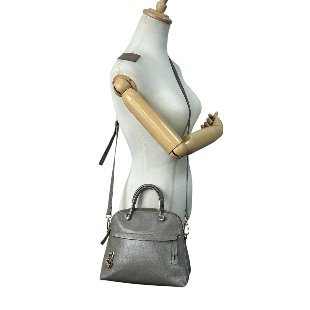 【美品】FURLA フルラ パイパー 2WAY ハンドバッグ ショルダーバッグ Mサイズ 斜め掛け可 自立可 ドーム型 本革 レザー グレー系 ゴールド金具 パドロックチャーム付き レディース ビジネス 通勤通学 エレガント クリーニング済み s57