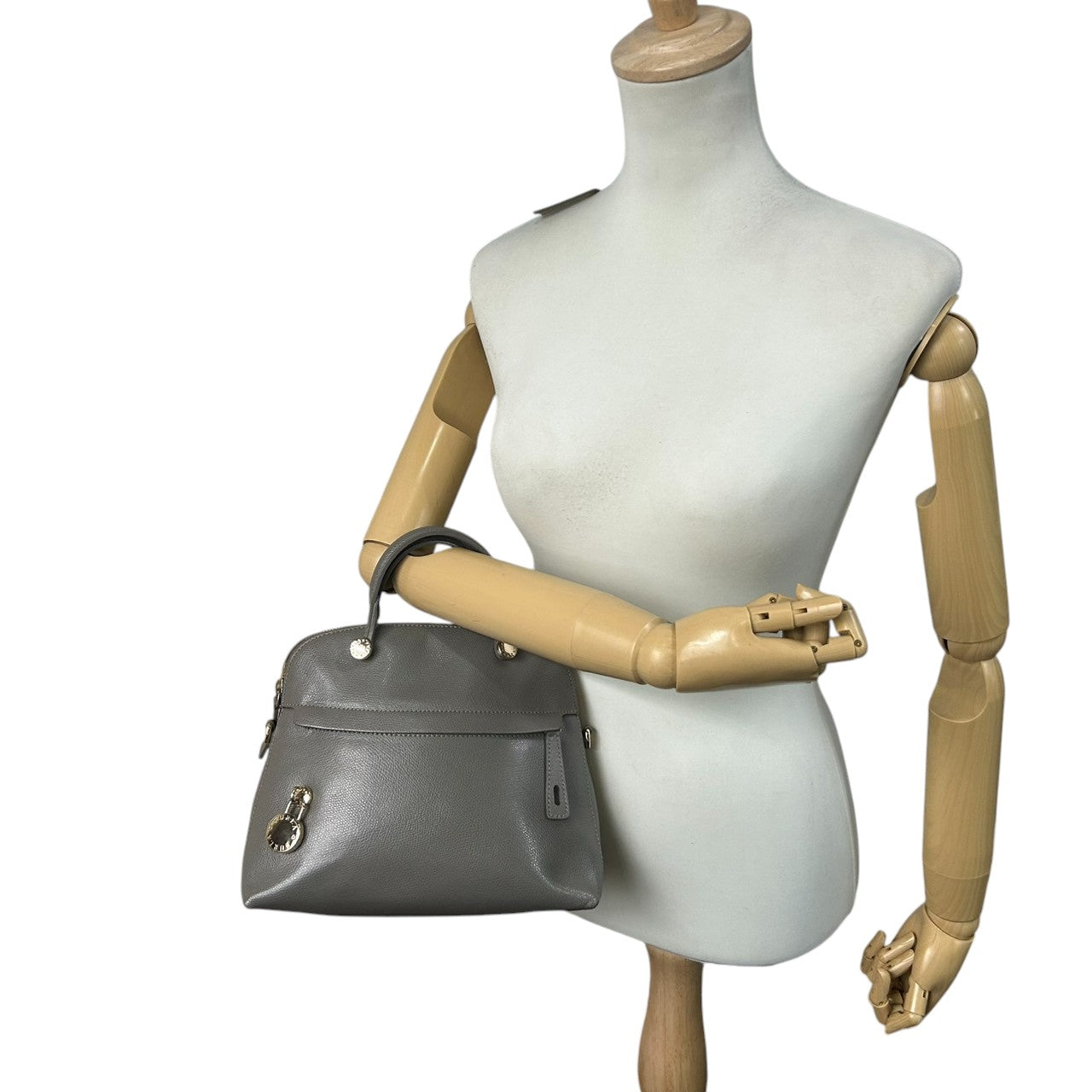 【美品】FURLA フルラ パイパー 2WAY ハンドバッグ ショルダーバッグ Mサイズ 斜め掛け可 自立可 ドーム型 本革 レザー グレー系 ゴールド金具 パドロックチャーム付き レディース ビジネス 通勤通学 エレガント クリーニング済み s57