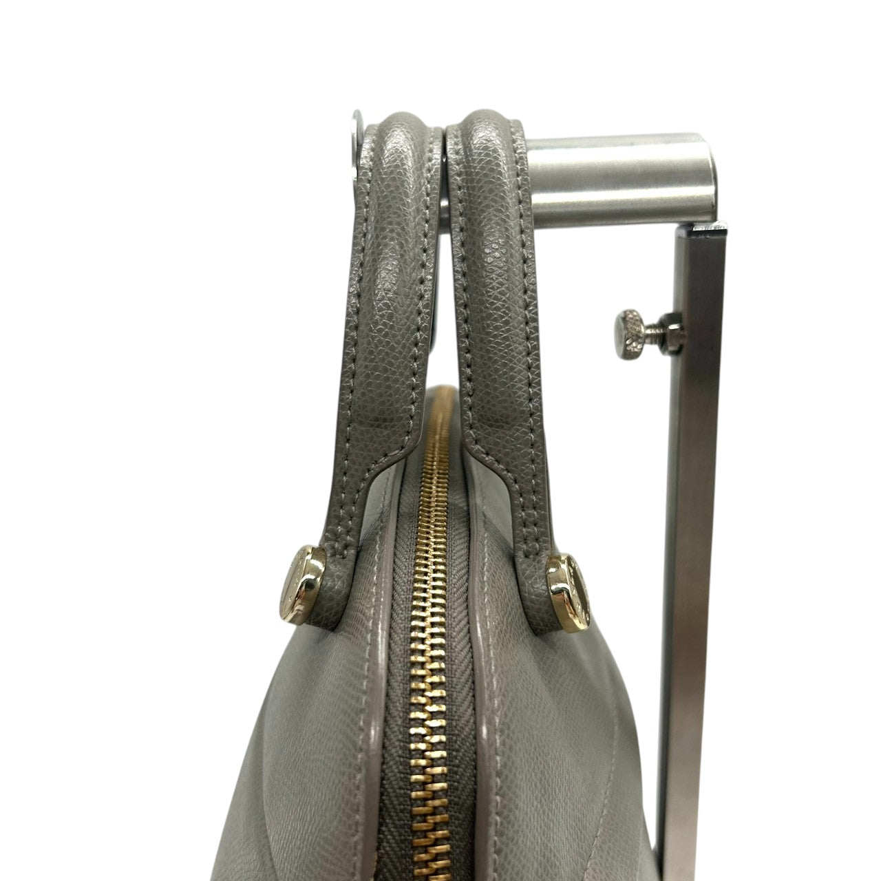 【美品】FURLA フルラ パイパー 2WAY ハンドバッグ ショルダーバッグ Mサイズ 斜め掛け可 自立可 ドーム型 本革 レザー グレー系 ゴールド金具 パドロックチャーム付き レディース ビジネス 通勤通学 エレガント クリーニング済み s57