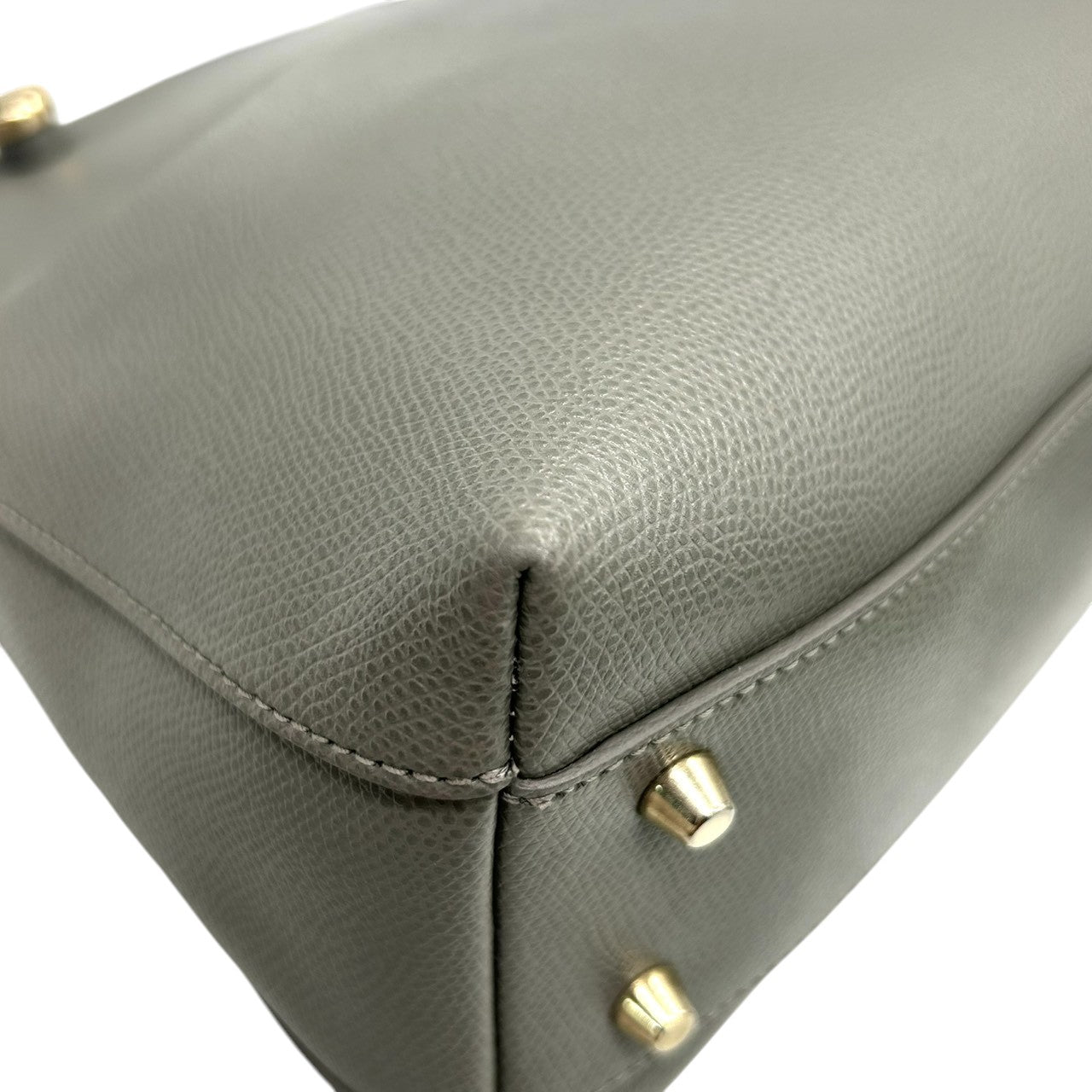 【美品】FURLA フルラ パイパー 2WAY ハンドバッグ ショルダーバッグ Mサイズ 斜め掛け可 自立可 ドーム型 本革 レザー グレー系 ゴールド金具 パドロックチャーム付き レディース ビジネス 通勤通学 エレガント クリーニング済み s57