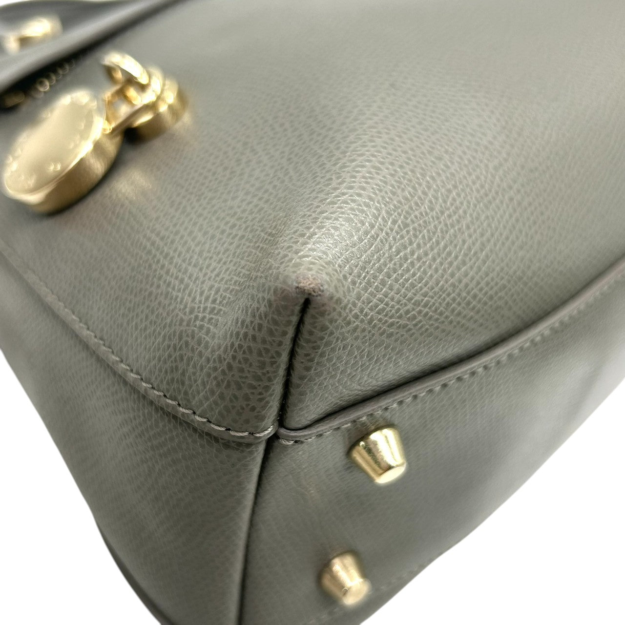 【美品】FURLA フルラ パイパー 2WAY ハンドバッグ ショルダーバッグ Mサイズ 斜め掛け可 自立可 ドーム型 本革 レザー グレー系 ゴールド金具 パドロックチャーム付き レディース ビジネス 通勤通学 エレガント クリーニング済み s57