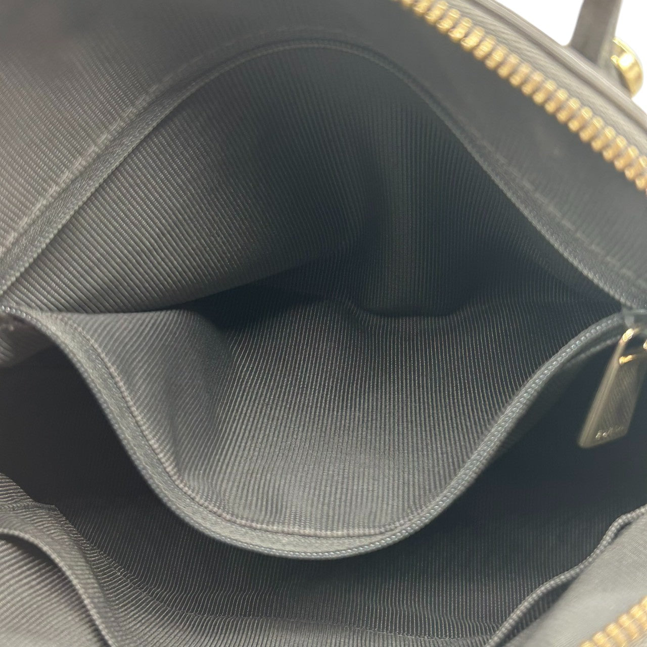 【美品】FURLA フルラ パイパー 2WAY ハンドバッグ ショルダーバッグ Mサイズ 斜め掛け可 自立可 ドーム型 本革 レザー グレー系 ゴールド金具 パドロックチャーム付き レディース ビジネス 通勤通学 エレガント クリーニング済み s57