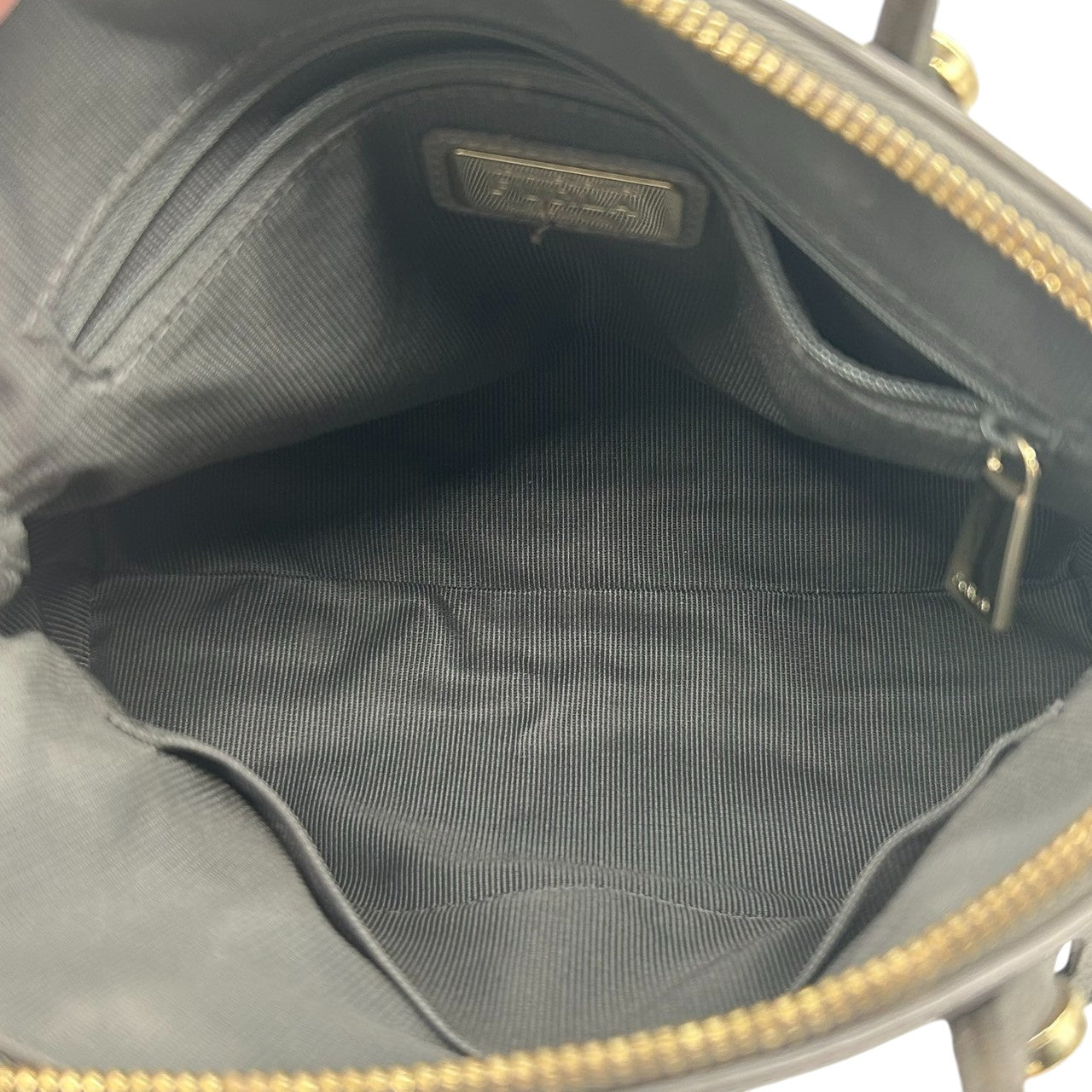 【美品】FURLA フルラ パイパー 2WAY ハンドバッグ ショルダーバッグ Mサイズ 斜め掛け可 自立可 ドーム型 本革 レザー グレー系 ゴールド金具 パドロックチャーム付き レディース ビジネス 通勤通学 エレガント クリーニング済み s57