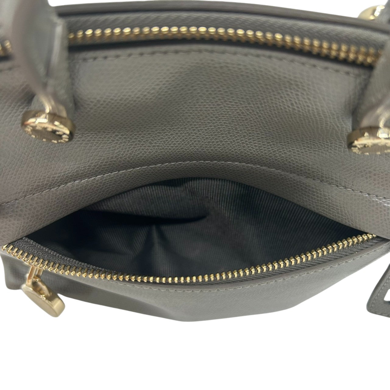 【美品】FURLA フルラ パイパー 2WAY ハンドバッグ ショルダーバッグ Mサイズ 斜め掛け可 自立可 ドーム型 本革 レザー グレー系 ゴールド金具 パドロックチャーム付き レディース ビジネス 通勤通学 エレガント クリーニング済み s57
