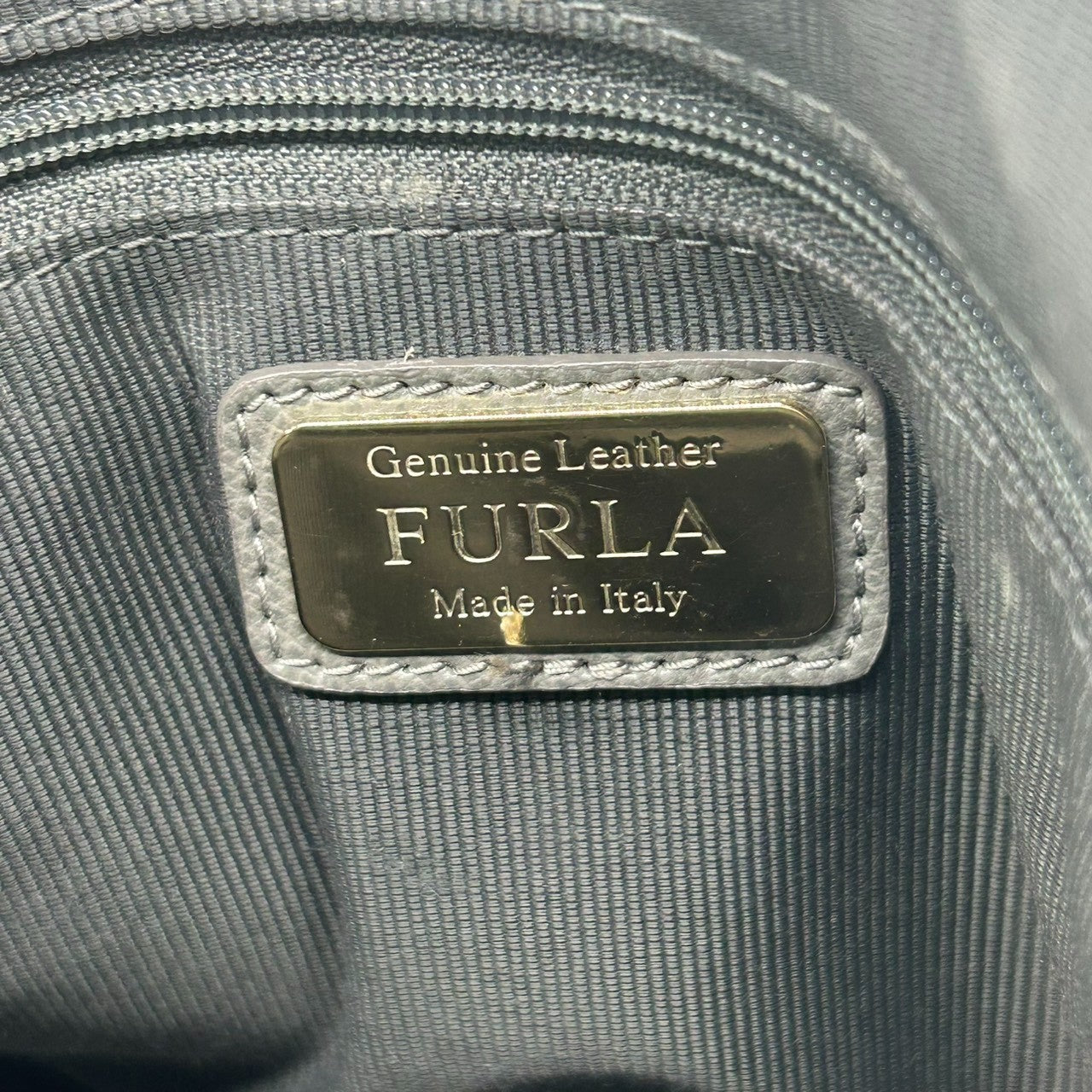 【美品】FURLA フルラ パイパー 2WAY ハンドバッグ ショルダーバッグ Mサイズ 斜め掛け可 自立可 ドーム型 本革 レザー グレー系 ゴールド金具 パドロックチャーム付き レディース ビジネス 通勤通学 エレガント クリーニング済み s57