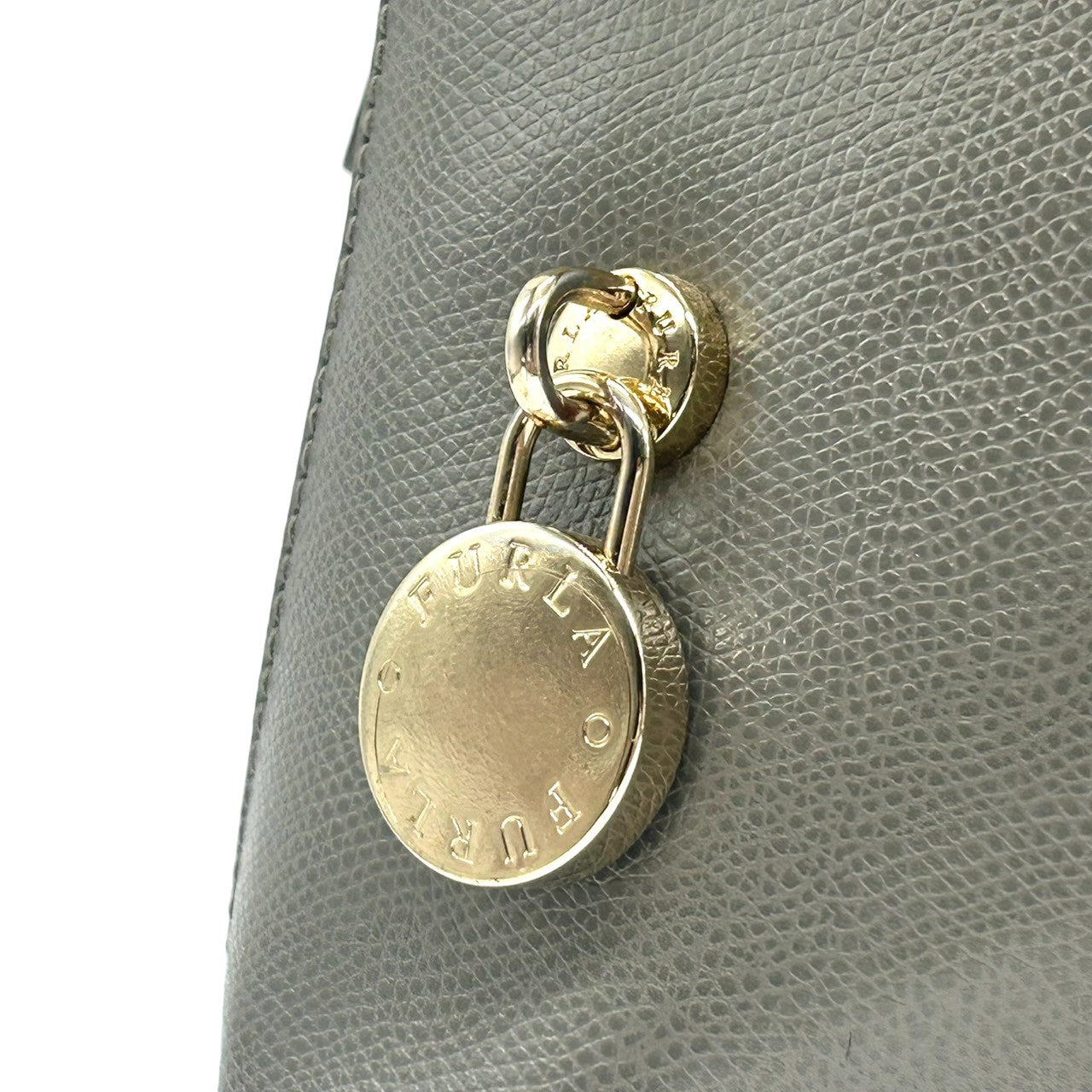 【美品】FURLA フルラ パイパー 2WAY ハンドバッグ ショルダーバッグ Mサイズ 斜め掛け可 自立可 ドーム型 本革 レザー グレー系 ゴールド金具 パドロックチャーム付き レディース ビジネス 通勤通学 エレガント クリーニング済み s57