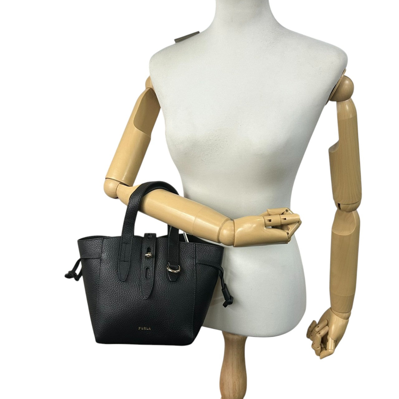 【未使用級/タグ付き】FURLA フルラ ネット ミニ 2WAY ハンドバッグ ショルダーバッグ ミニトート ドローストリング 自立可 斜め掛け可 ペブルドレザー ブラック ゴールド金具 レディース エレガント フェミニン 通勤通学 人気モデル s57