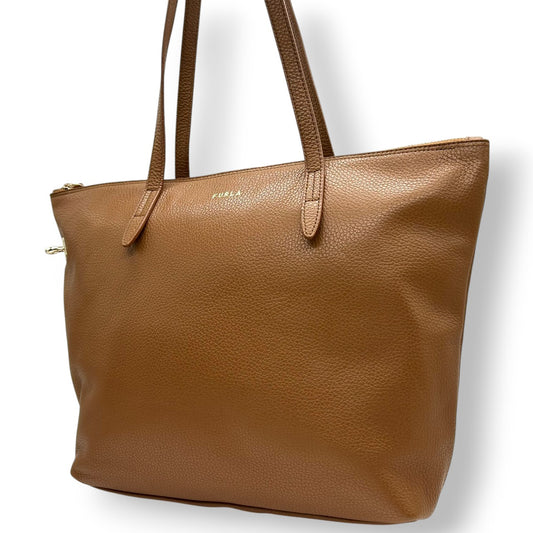 【未使用級/美品】FURLA フルラ トートバッグ ルーチェ ワンショルダー A4収納可 自立可 大容量 本革 ペブルドレザー ブラウン キャメル系 ゴールド金具 レディース ビジネスバッグ 通勤通学 エレガント 人気モデル クリーニング済み s57