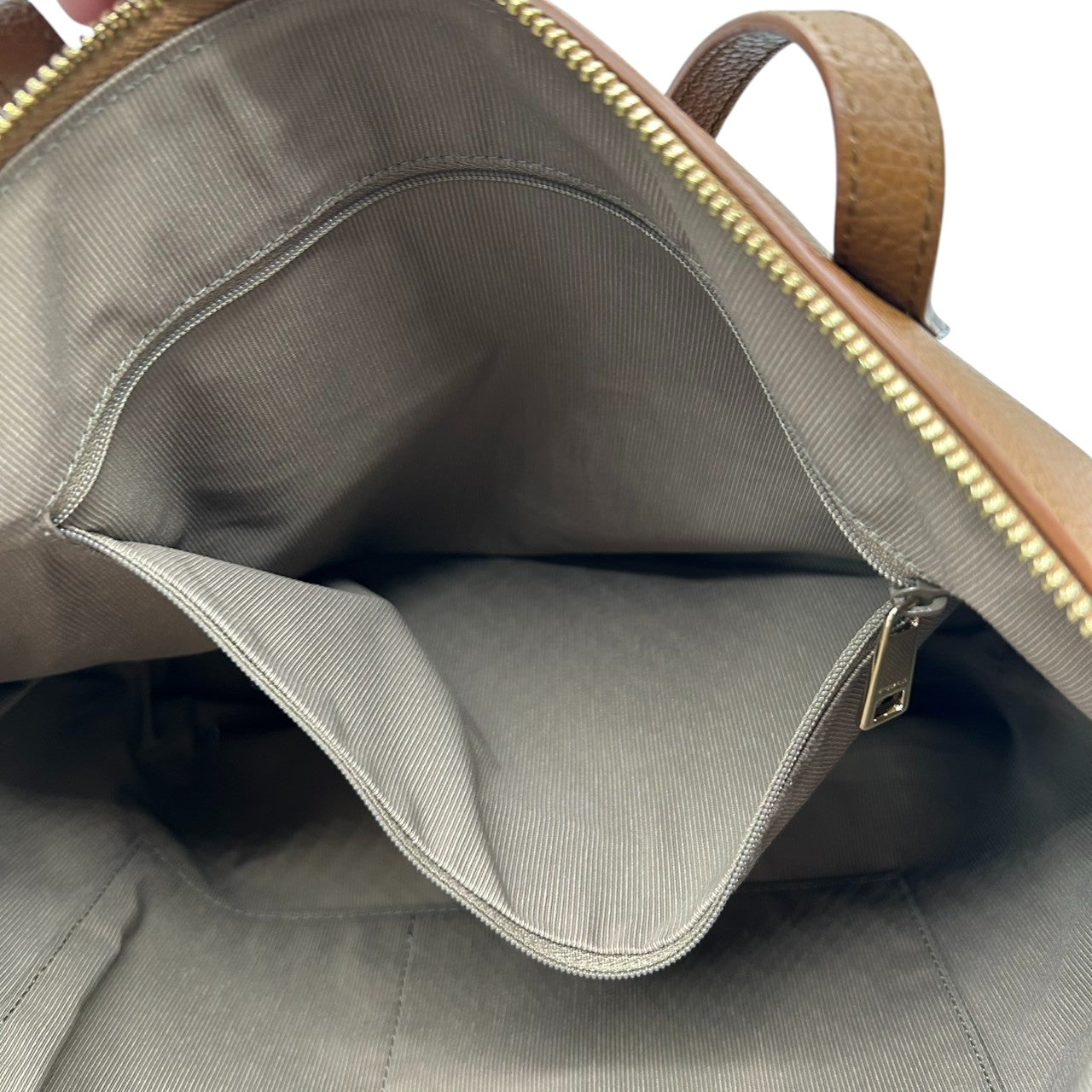 【未使用級/美品】FURLA フルラ トートバッグ ルーチェ ワンショルダー A4収納可 自立可 大容量 本革 ペブルドレザー ブラウン キャメル系 ゴールド金具 レディース ビジネスバッグ 通勤通学 エレガント 人気モデル クリーニング済み s57