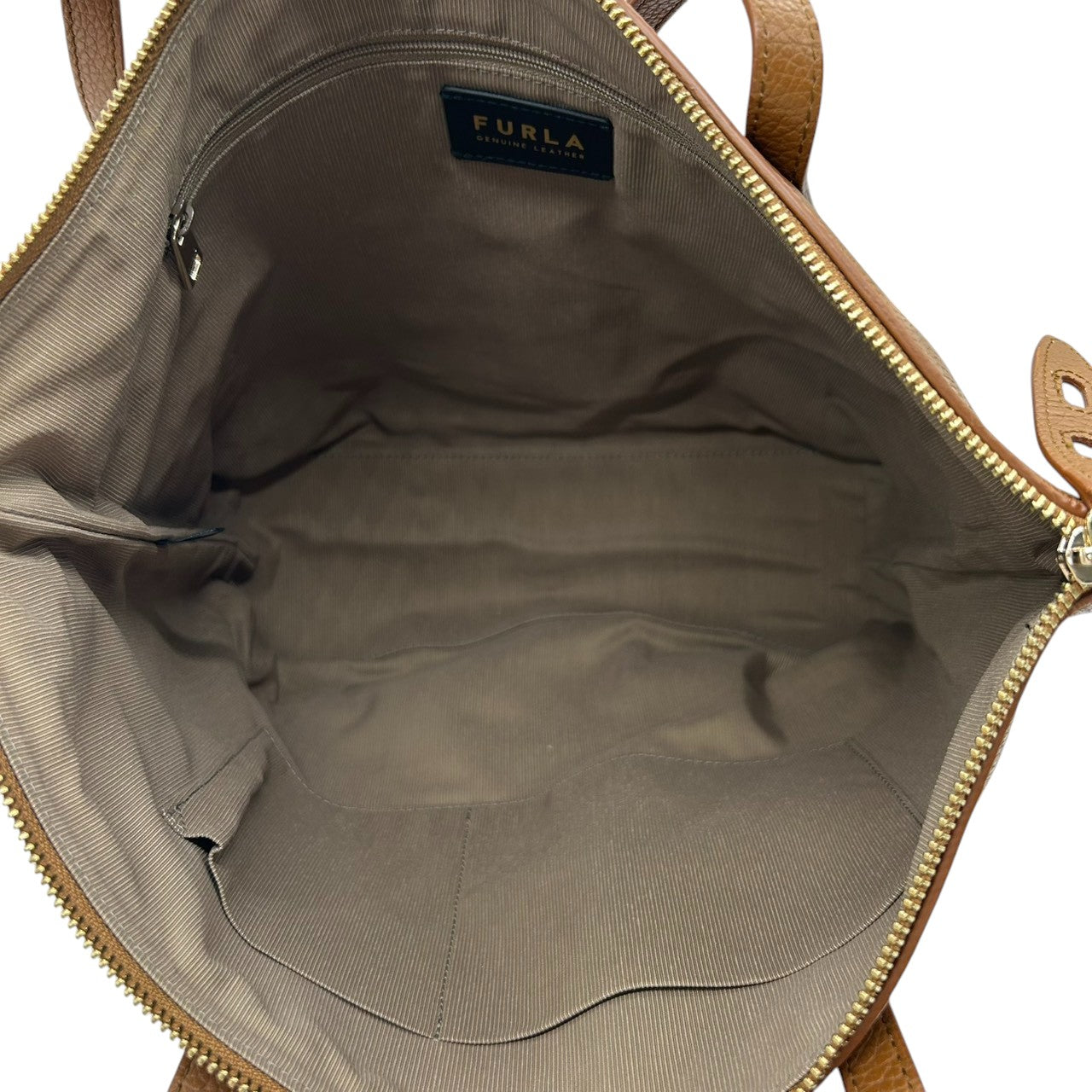 【未使用級/美品】FURLA フルラ トートバッグ ルーチェ ワンショルダー A4収納可 自立可 大容量 本革 ペブルドレザー ブラウン キャメル系 ゴールド金具 レディース ビジネスバッグ 通勤通学 エレガント 人気モデル クリーニング済み s57