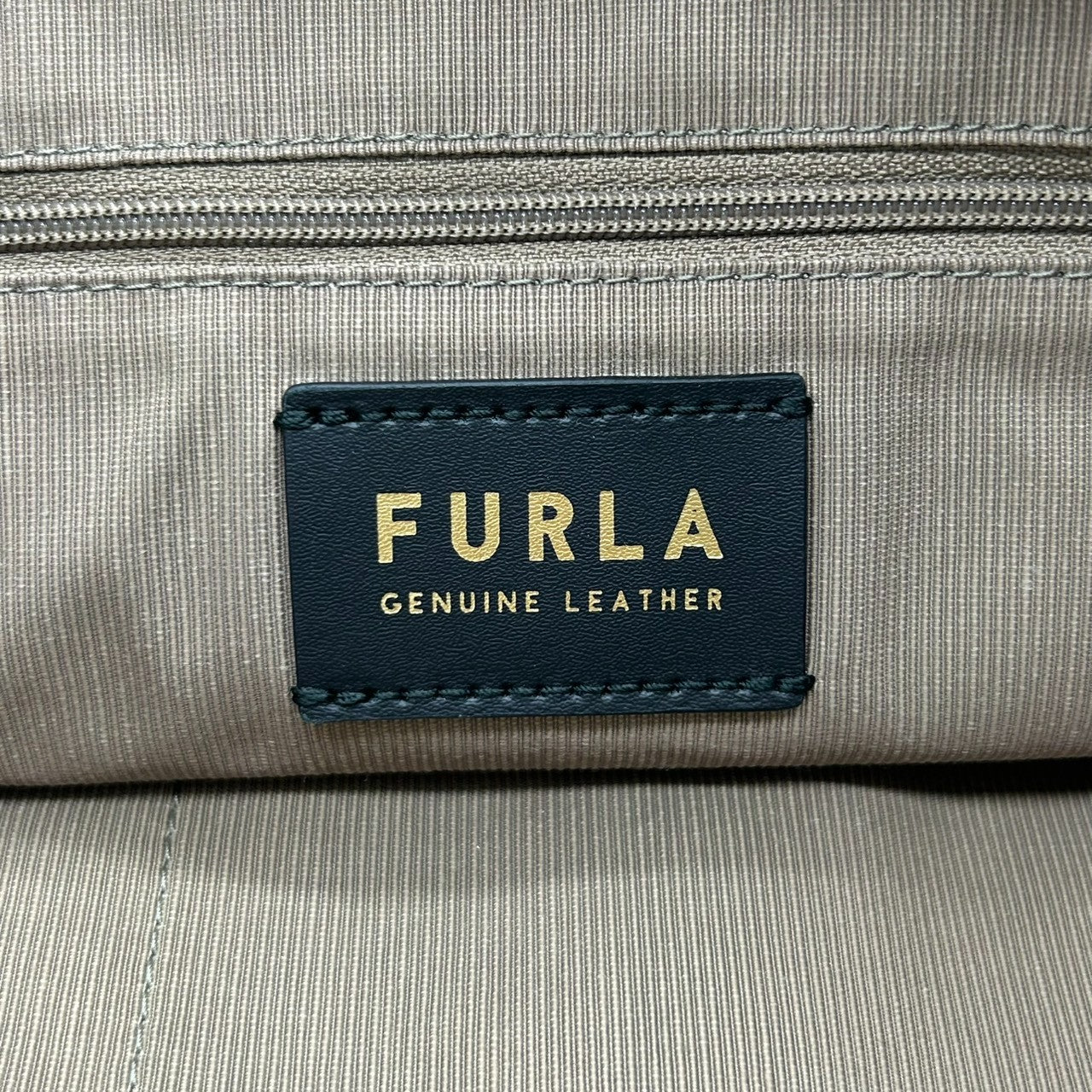 【未使用級/美品】FURLA フルラ トートバッグ ルーチェ ワンショルダー A4収納可 自立可 大容量 本革 ペブルドレザー ブラウン キャメル系 ゴールド金具 レディース ビジネスバッグ 通勤通学 エレガント 人気モデル クリーニング済み s57