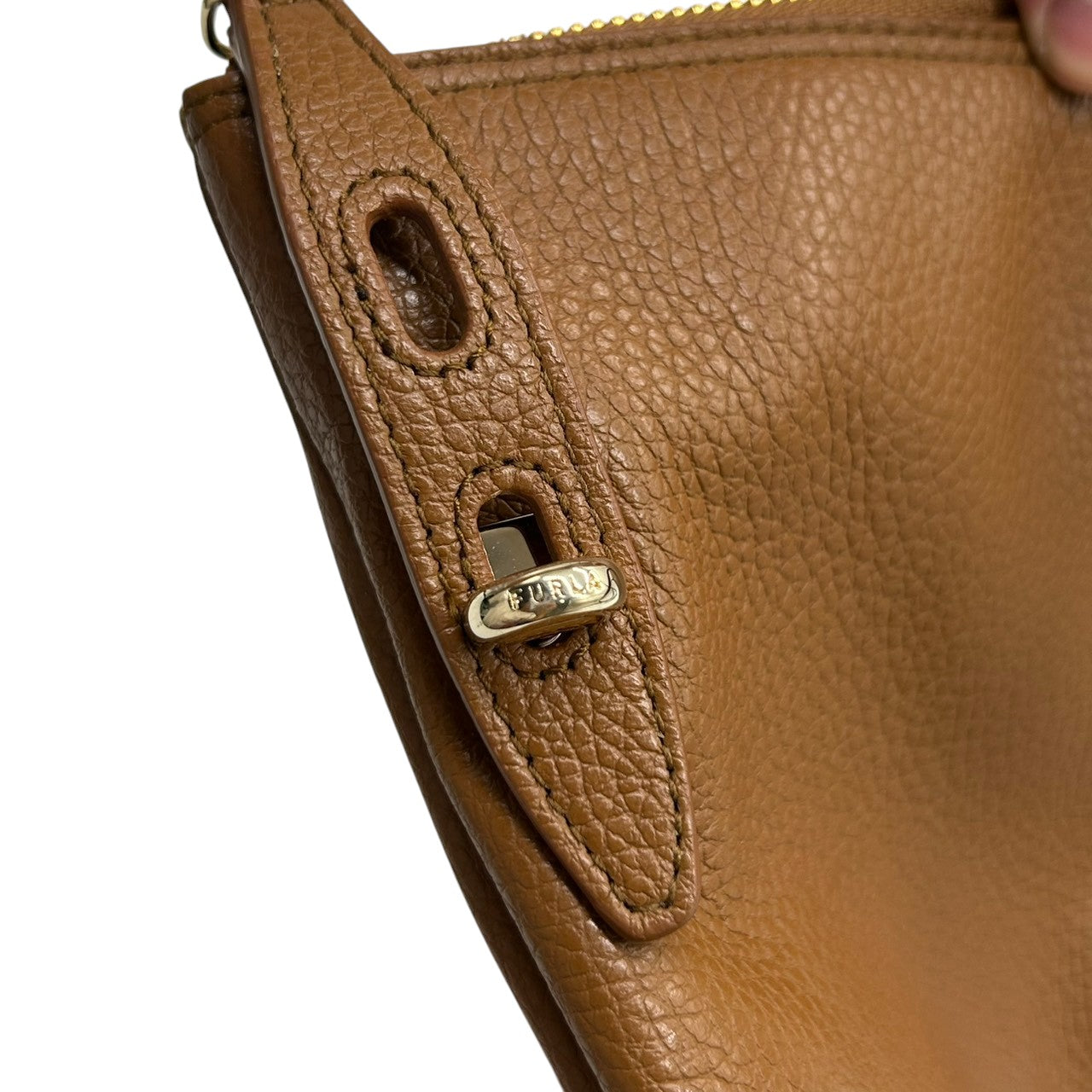 【未使用級/美品】FURLA フルラ トートバッグ ルーチェ ワンショルダー A4収納可 自立可 大容量 本革 ペブルドレザー ブラウン キャメル系 ゴールド金具 レディース ビジネスバッグ 通勤通学 エレガント 人気モデル クリーニング済み s57