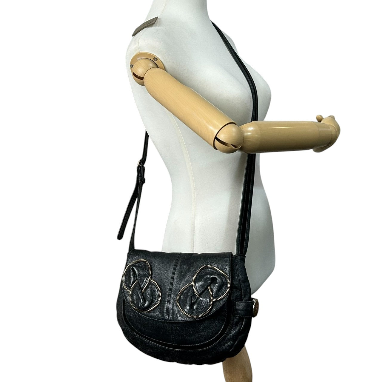 【SEE BY CHLOE】シーバイクロエ ショルダーバッグ クロスボディ 斜め掛け可 フラップ 本革 レザー ブラック 黒 ゴールドジッパーデザイン レディース カジュアル モード エレガント 人気モデル クリーニング済み s54