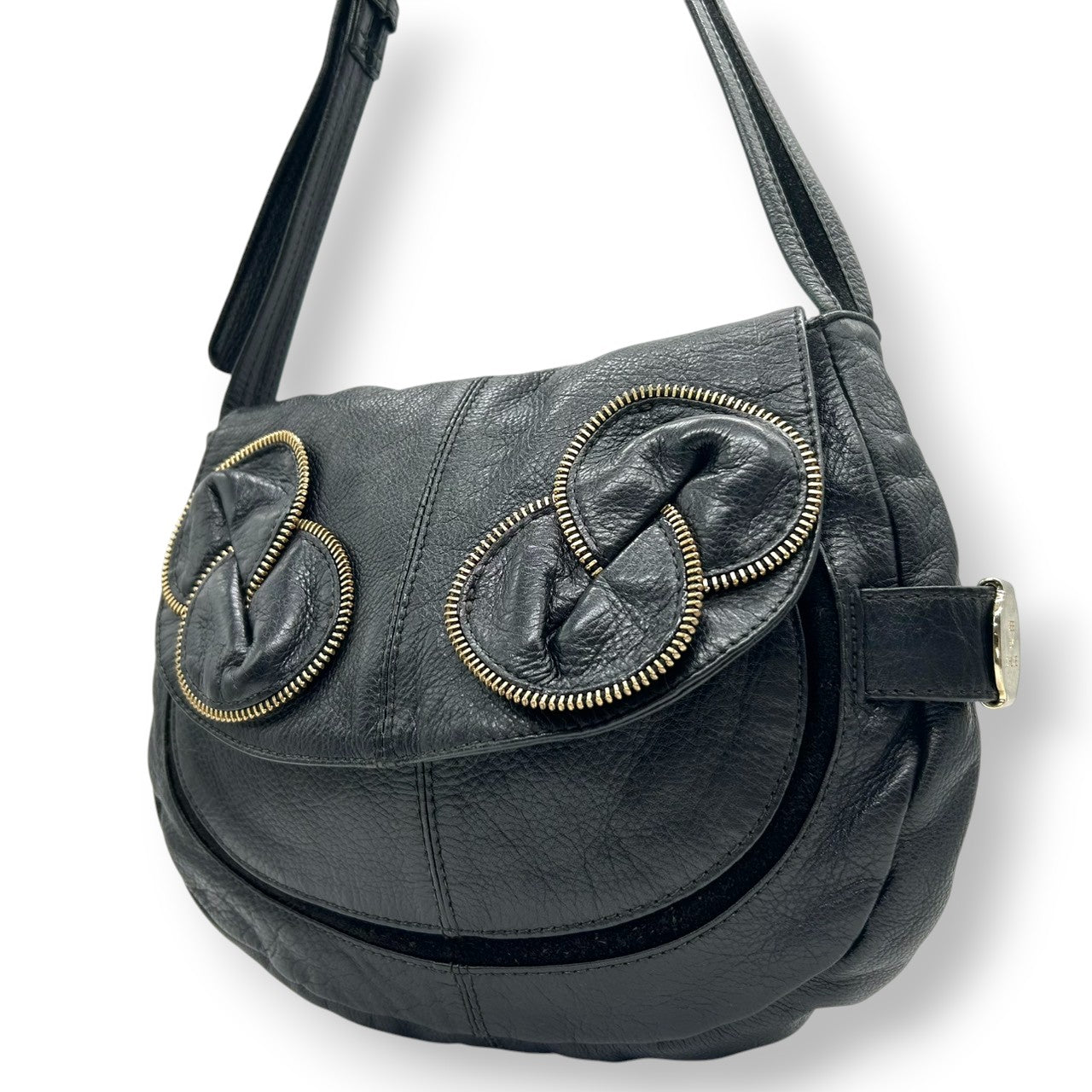 【SEE BY CHLOE】シーバイクロエ ショルダーバッグ クロスボディ 斜め掛け可 フラップ 本革 レザー ブラック 黒 ゴールドジッパーデザイン レディース カジュアル モード エレガント 人気モデル クリーニング済み s54