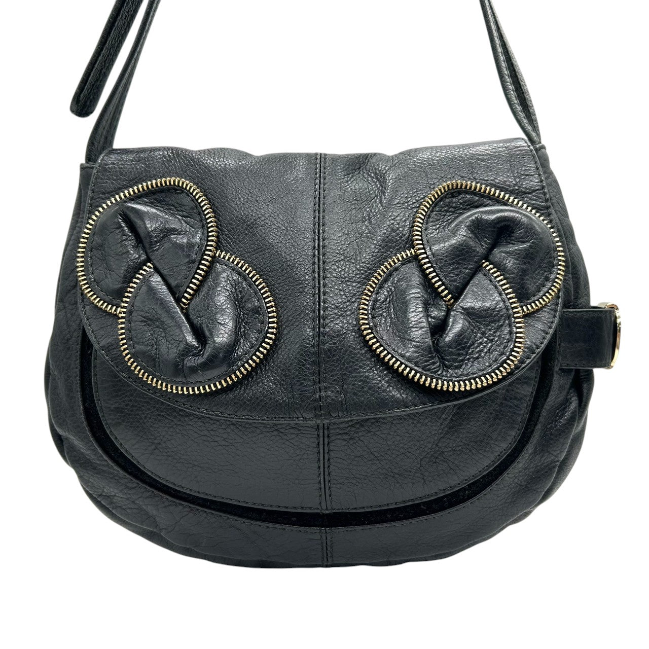 【SEE BY CHLOE】シーバイクロエ ショルダーバッグ クロスボディ 斜め掛け可 フラップ 本革 レザー ブラック 黒 ゴールドジッパーデザイン レディース カジュアル モード エレガント 人気モデル クリーニング済み s54