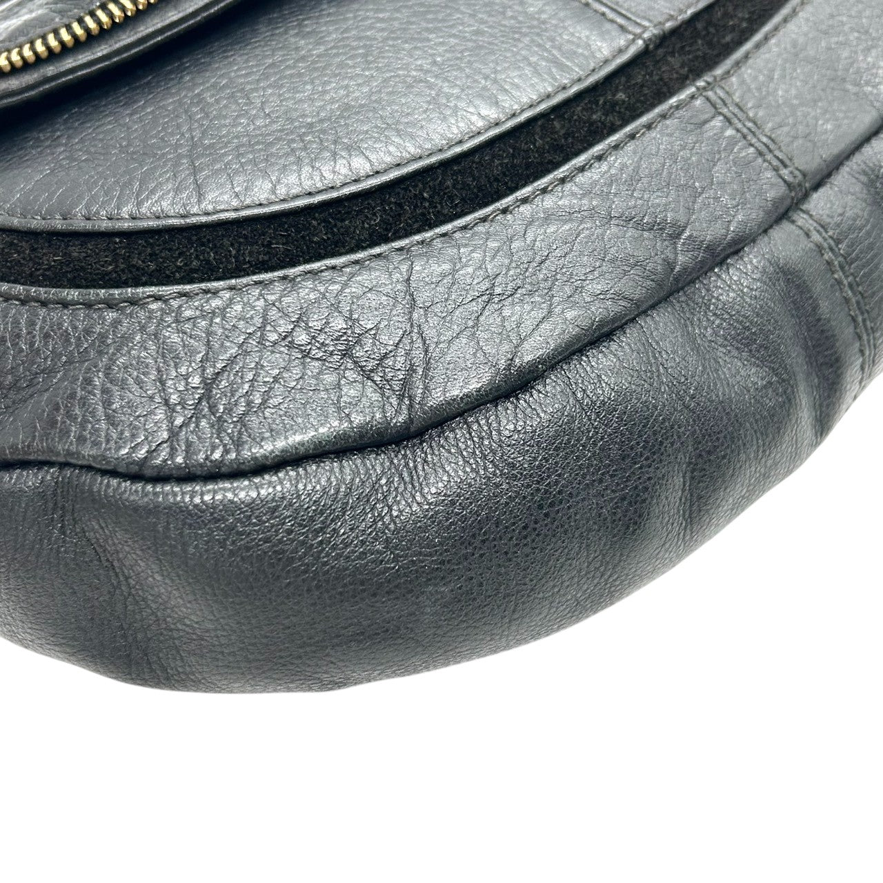 【SEE BY CHLOE】シーバイクロエ ショルダーバッグ クロスボディ 斜め掛け可 フラップ 本革 レザー ブラック 黒 ゴールドジッパーデザイン レディース カジュアル モード エレガント 人気モデル クリーニング済み s54