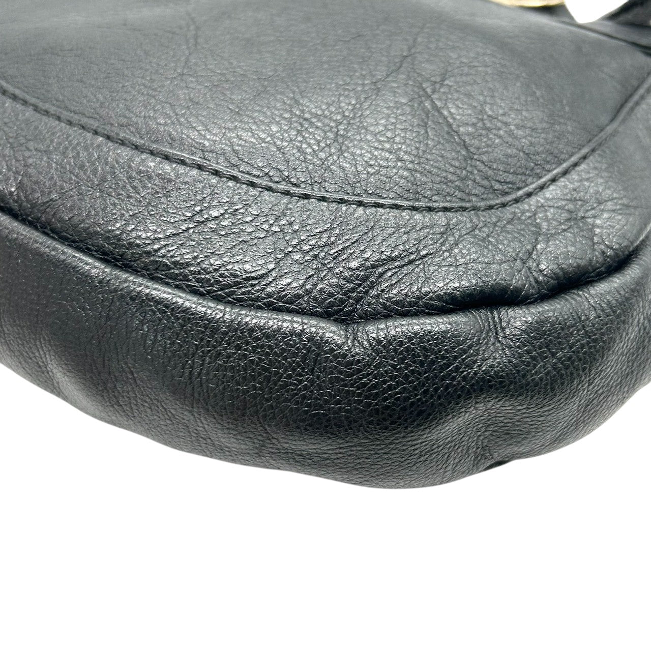 【SEE BY CHLOE】シーバイクロエ ショルダーバッグ クロスボディ 斜め掛け可 フラップ 本革 レザー ブラック 黒 ゴールドジッパーデザイン レディース カジュアル モード エレガント 人気モデル クリーニング済み s54