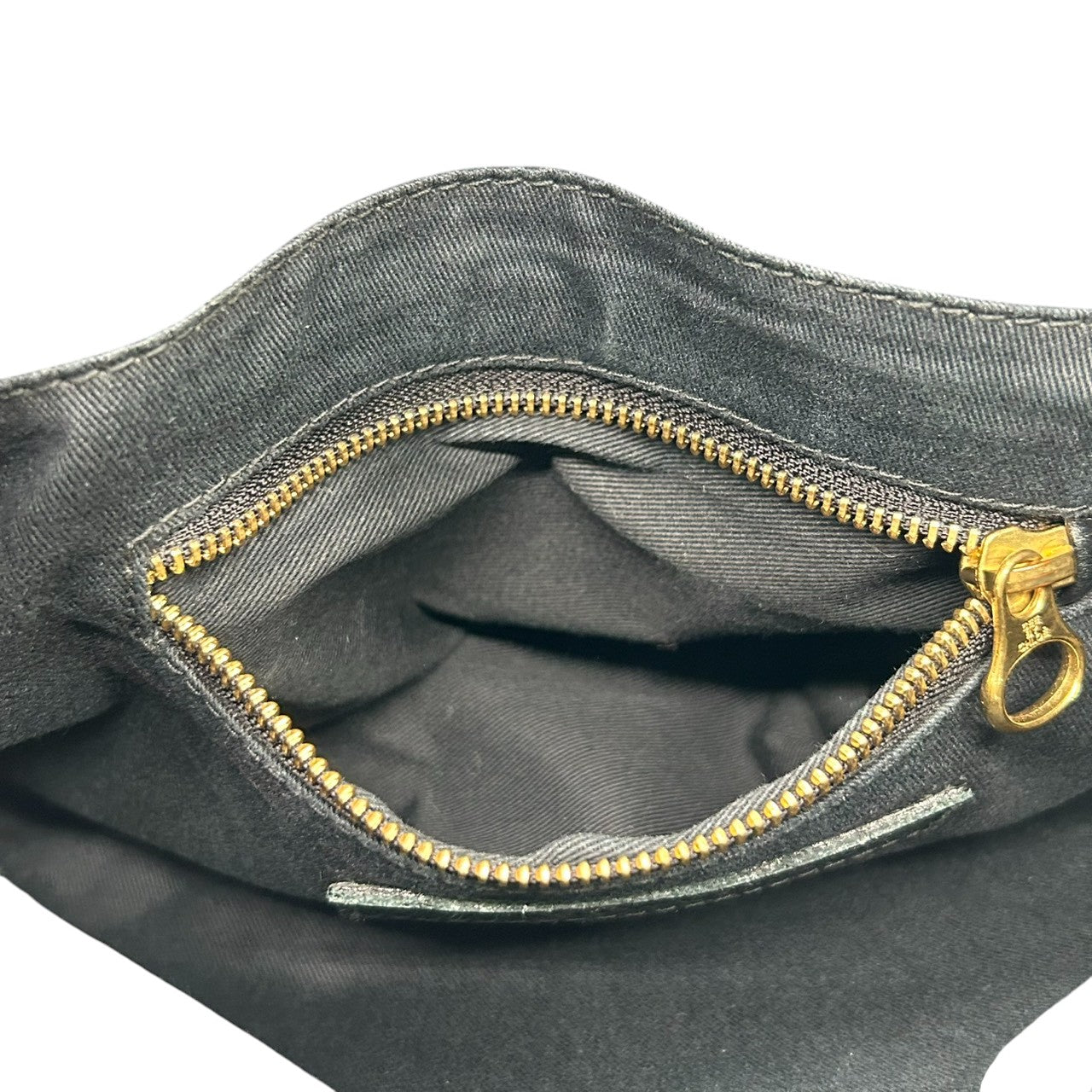 【SEE BY CHLOE】シーバイクロエ ショルダーバッグ クロスボディ 斜め掛け可 フラップ 本革 レザー ブラック 黒 ゴールドジッパーデザイン レディース カジュアル モード エレガント 人気モデル クリーニング済み s54