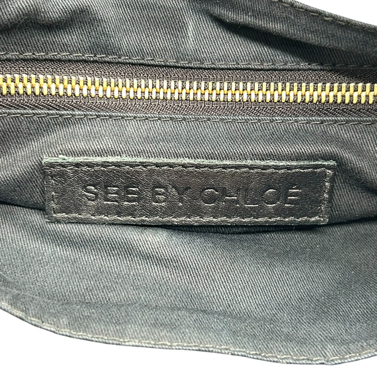 【SEE BY CHLOE】シーバイクロエ ショルダーバッグ クロスボディ 斜め掛け可 フラップ 本革 レザー ブラック 黒 ゴールドジッパーデザイン レディース カジュアル モード エレガント 人気モデル クリーニング済み s54