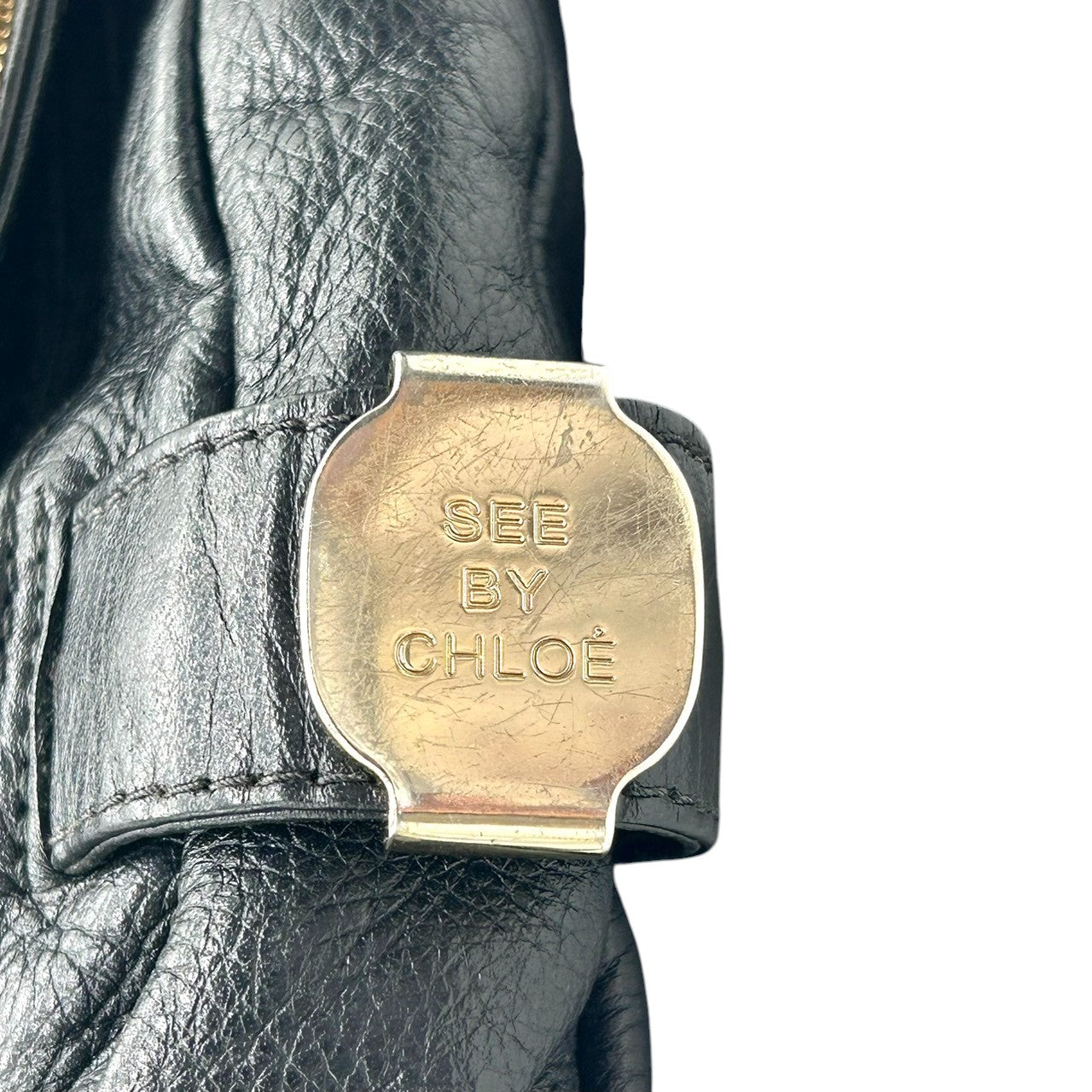 【SEE BY CHLOE】シーバイクロエ ショルダーバッグ クロスボディ 斜め掛け可 フラップ 本革 レザー ブラック 黒 ゴールドジッパーデザイン レディース カジュアル モード エレガント 人気モデル クリーニング済み s54