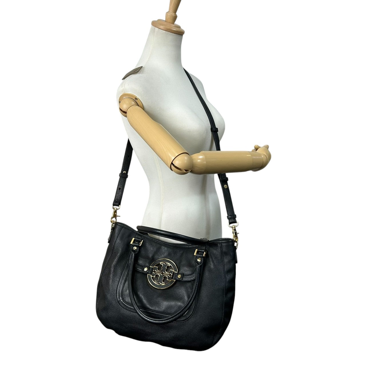 【美品/保存袋付】Tory Burch アマンダ 2WAY ハンドバッグ ショルダーバッグ 斜め掛け可 自立可 A4収納可 大容量 本革 ペブルドレザー ブラック 黒 デカロゴ レディース ビジネス 通勤通学 人気モデル クリーニング済み s54