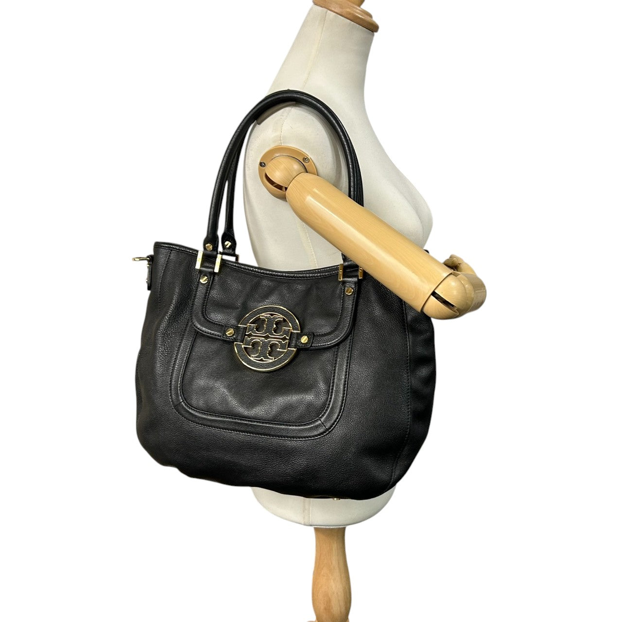 【美品/保存袋付】Tory Burch アマンダ 2WAY ハンドバッグ ショルダーバッグ 斜め掛け可 自立可 A4収納可 大容量 本革 ペブルドレザー ブラック 黒 デカロゴ レディース ビジネス 通勤通学 人気モデル クリーニング済み s54