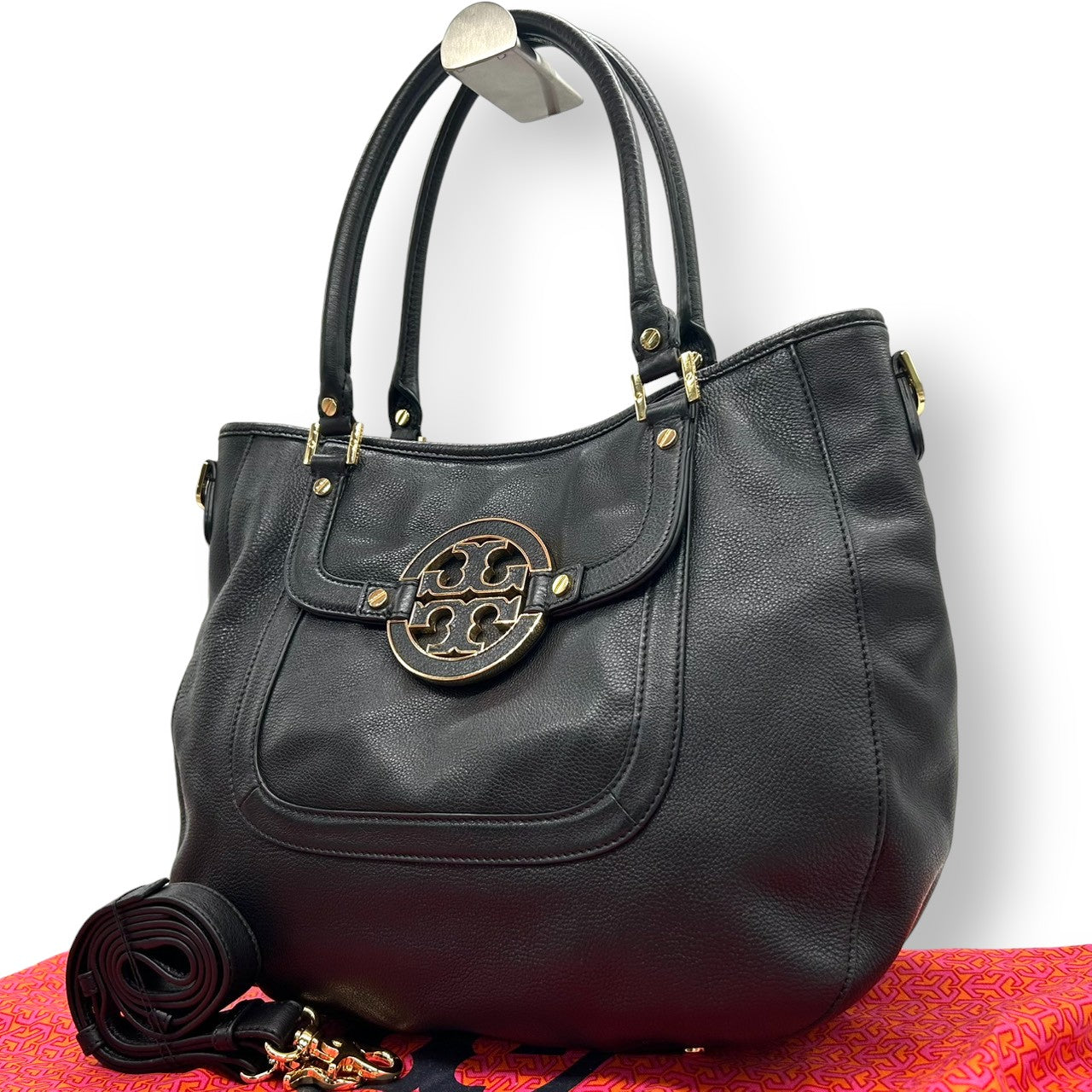 【美品/保存袋付】Tory Burch アマンダ 2WAY ハンドバッグ ショルダーバッグ 斜め掛け可 自立可 A4収納可 大容量 本革 ペブルドレザー ブラック 黒 デカロゴ レディース ビジネス 通勤通学 人気モデル クリーニング済み s54