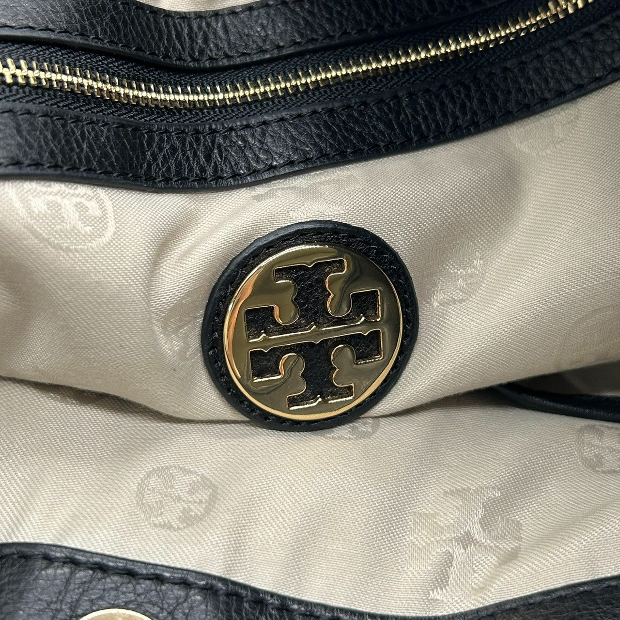 【美品/保存袋付】Tory Burch アマンダ 2WAY ハンドバッグ ショルダーバッグ 斜め掛け可 自立可 A4収納可 大容量 本革 ペブルドレザー ブラック 黒 デカロゴ レディース ビジネス 通勤通学 人気モデル クリーニング済み s54