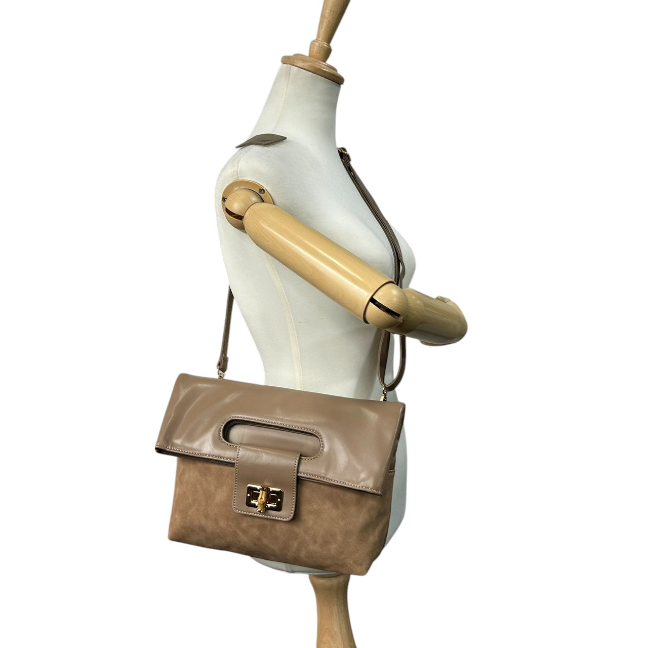 【美品】PAPILLONNER パピヨネ 2WAY クラッチバッグ ショルダーバッグ ハンドバッグ 斜め掛け可 レザー スエード ベージュ系 バンブー ターンロック レディース エレガント スタイリッシュ 人気モデル クリーニング済み s54