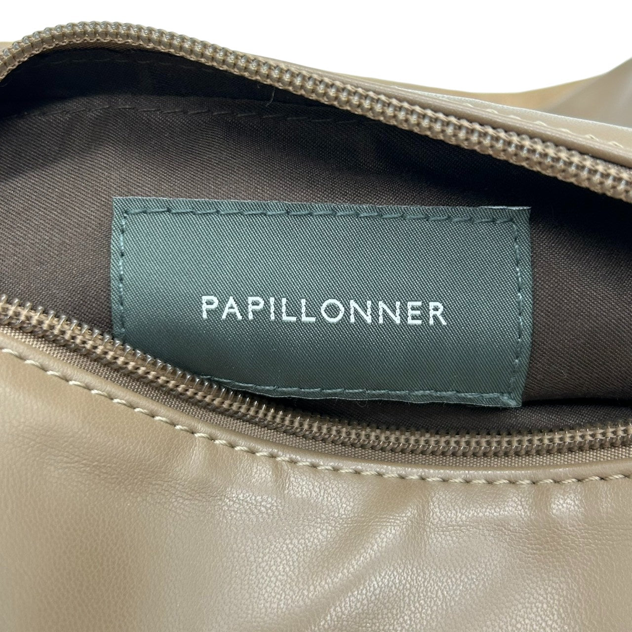 【美品】PAPILLONNER パピヨネ 2WAY クラッチバッグ ショルダーバッグ ハンドバッグ 斜め掛け可 レザー スエード ベージュ系 バンブー ターンロック レディース エレガント スタイリッシュ 人気モデル クリーニング済み s54